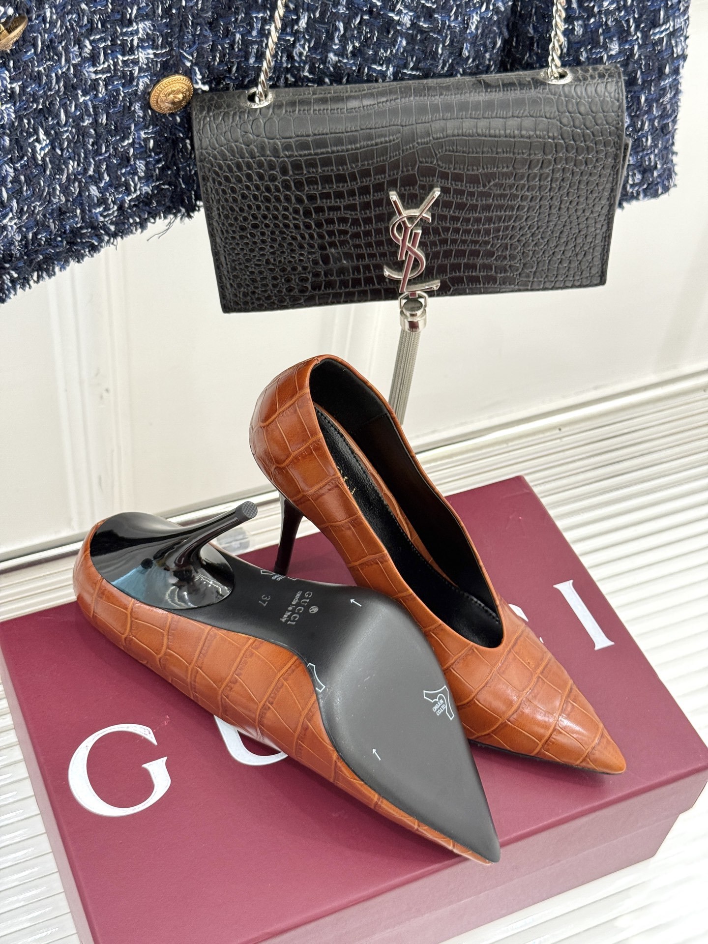 Gucci/古驰25ss春夏新品V口鳄鱼纹尖头高跟鞋标志性的V口设计 G家辨识度超高的品牌符号自带贵气