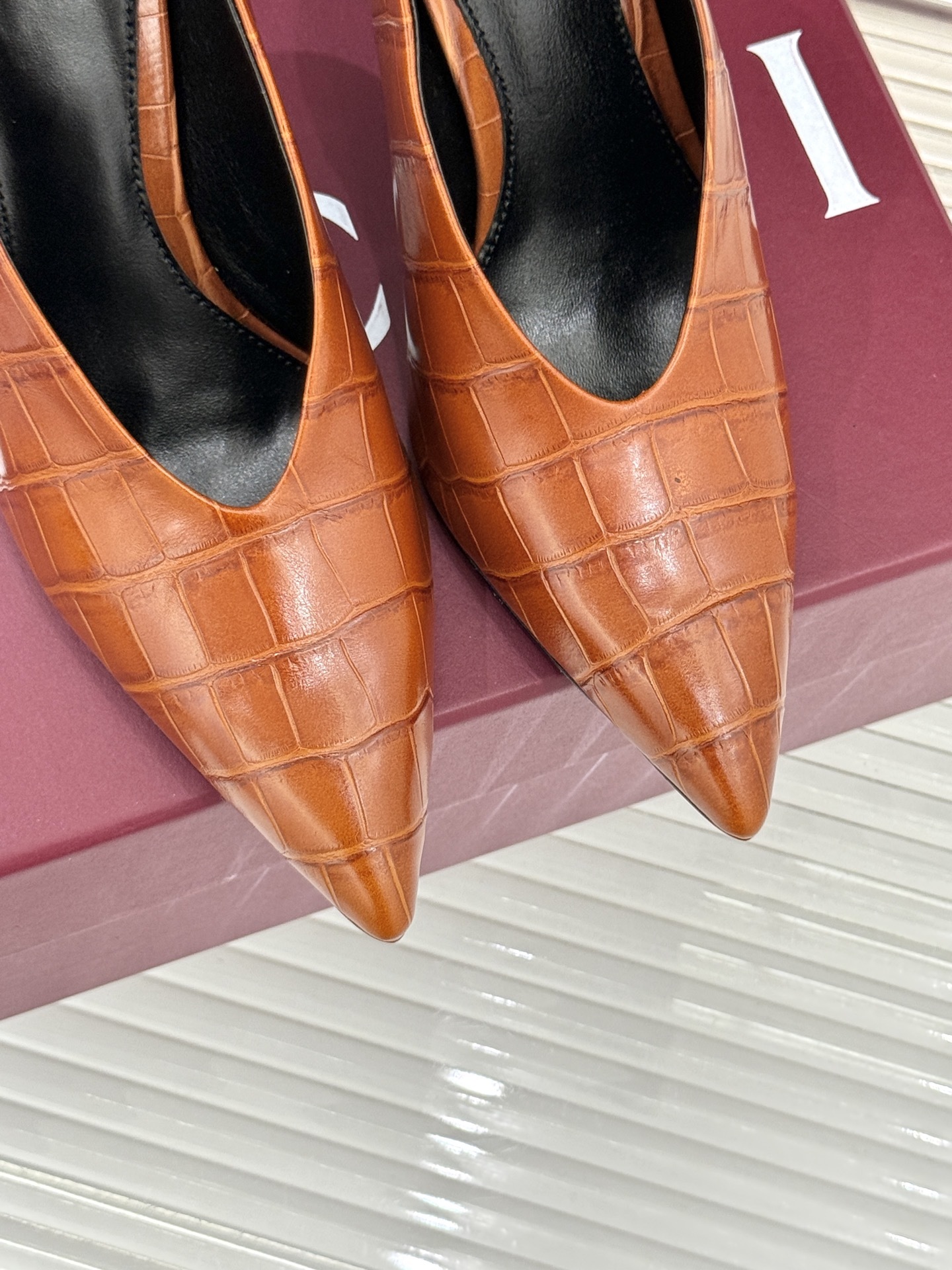 Gucci/古驰25ss春夏新品V口鳄鱼纹尖头高跟鞋标志性的V口设计 G家辨识度超高的品牌符号自带贵气