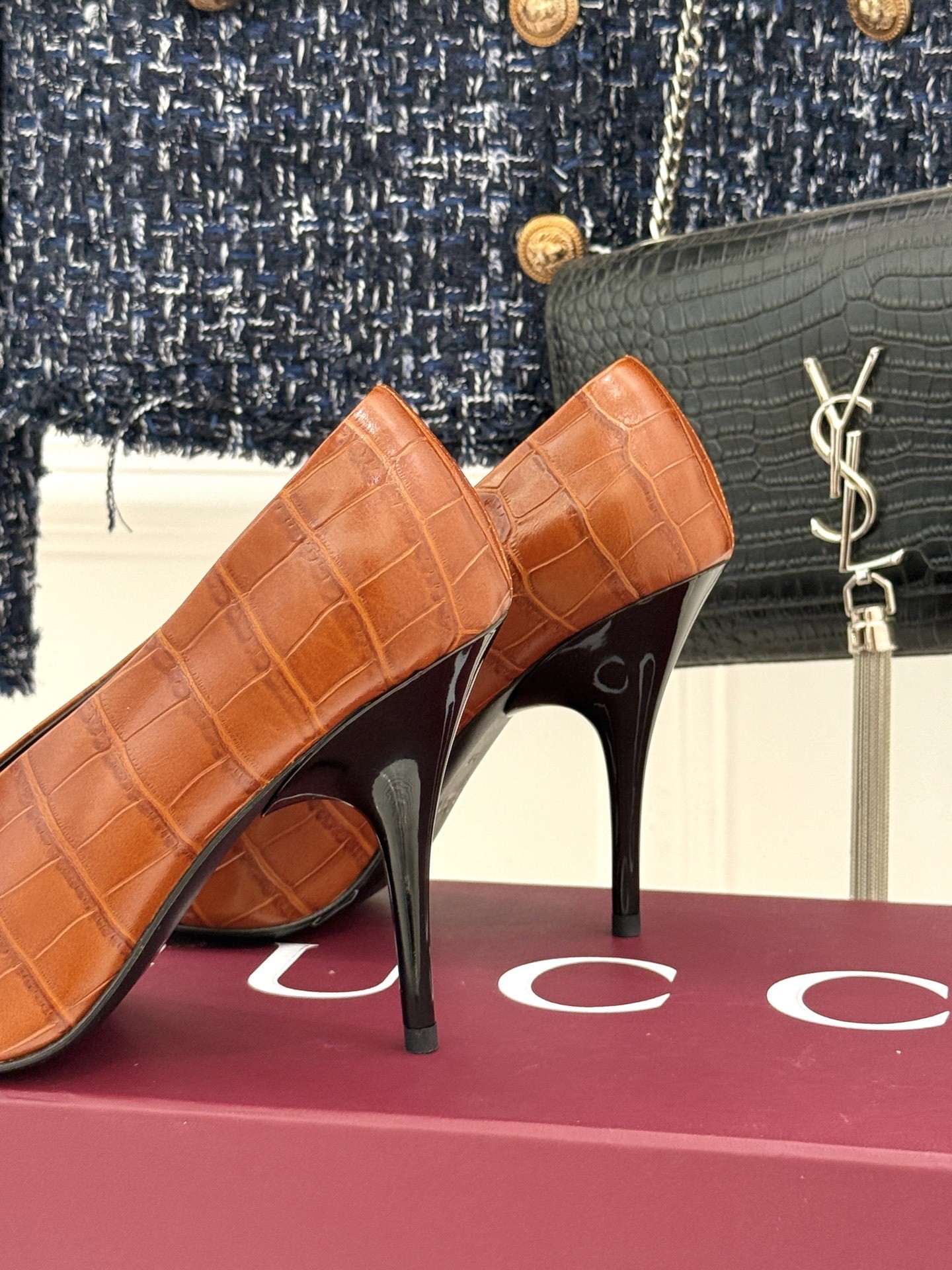 Gucci/古驰25ss春夏新品V口鳄鱼纹尖头高跟鞋标志性的V口设计 G家辨识度超高的品牌符号自带贵气