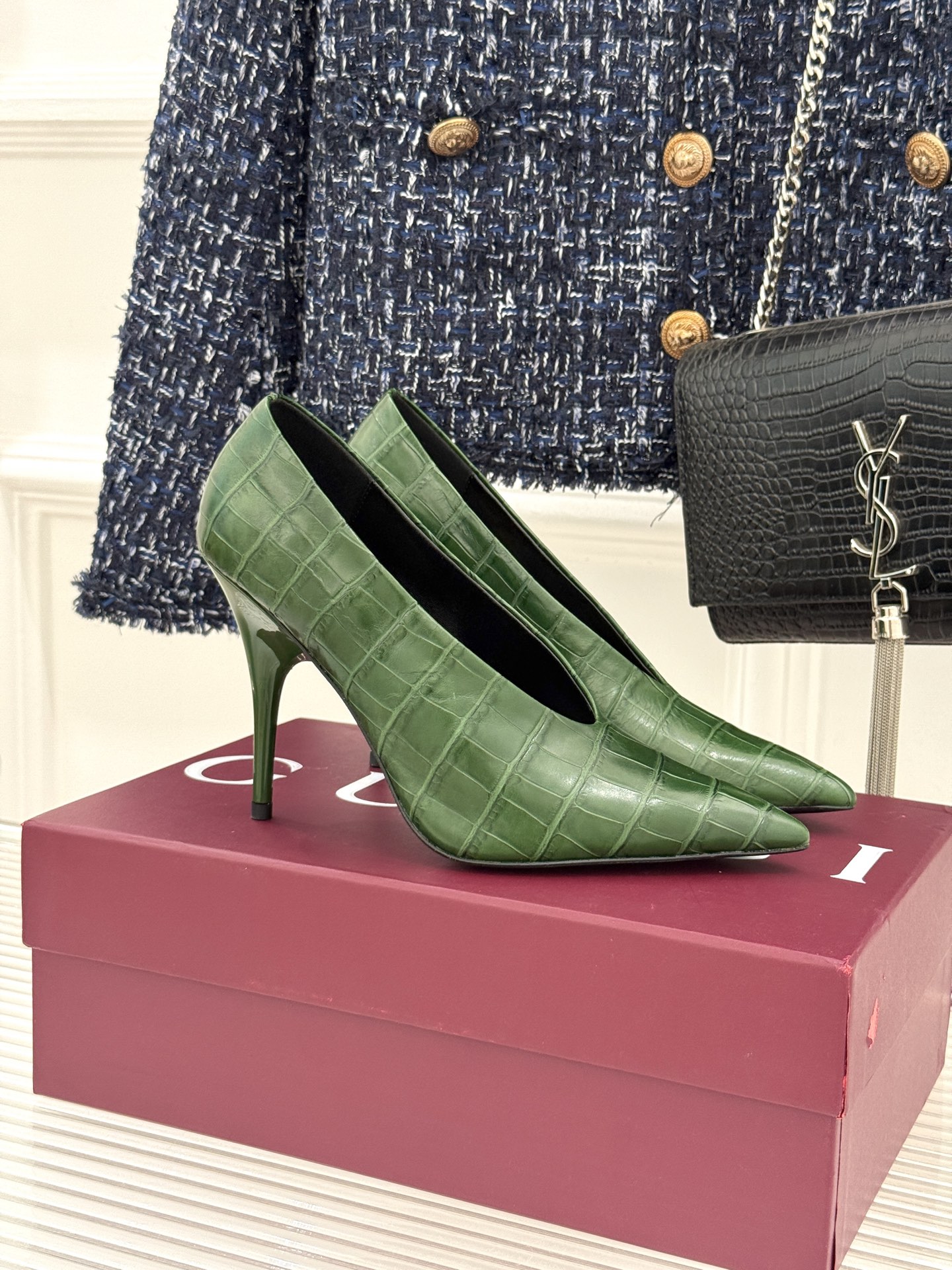 Gucci Groene V-Hals Hakken met Krokodillenleer voor Dames - Stijlvol en Elegant