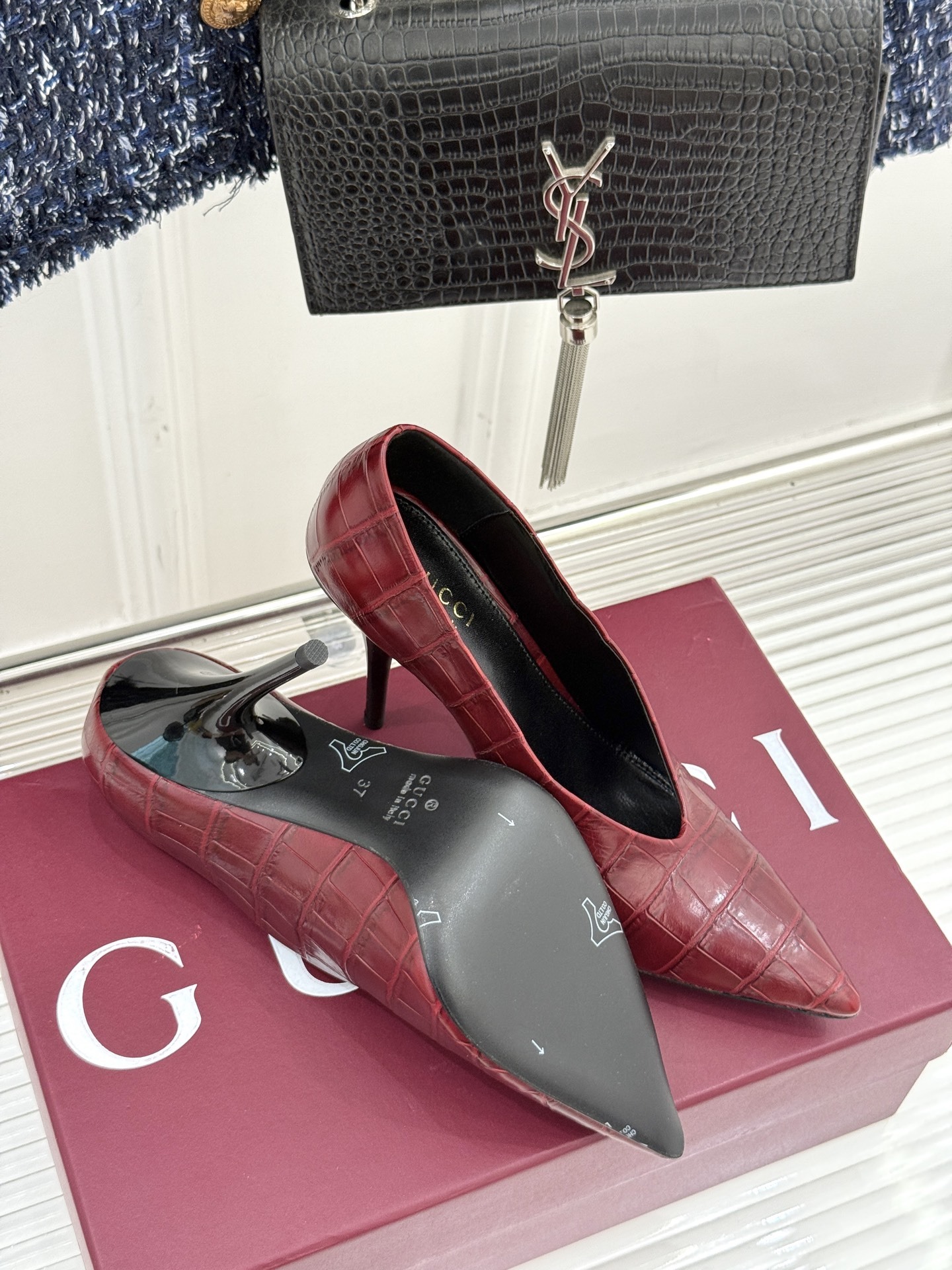 Gucci/古驰25ss春夏新品V口鳄鱼纹尖头高跟鞋标志性的V口设计 G家辨识度超高的品牌符号自带贵气