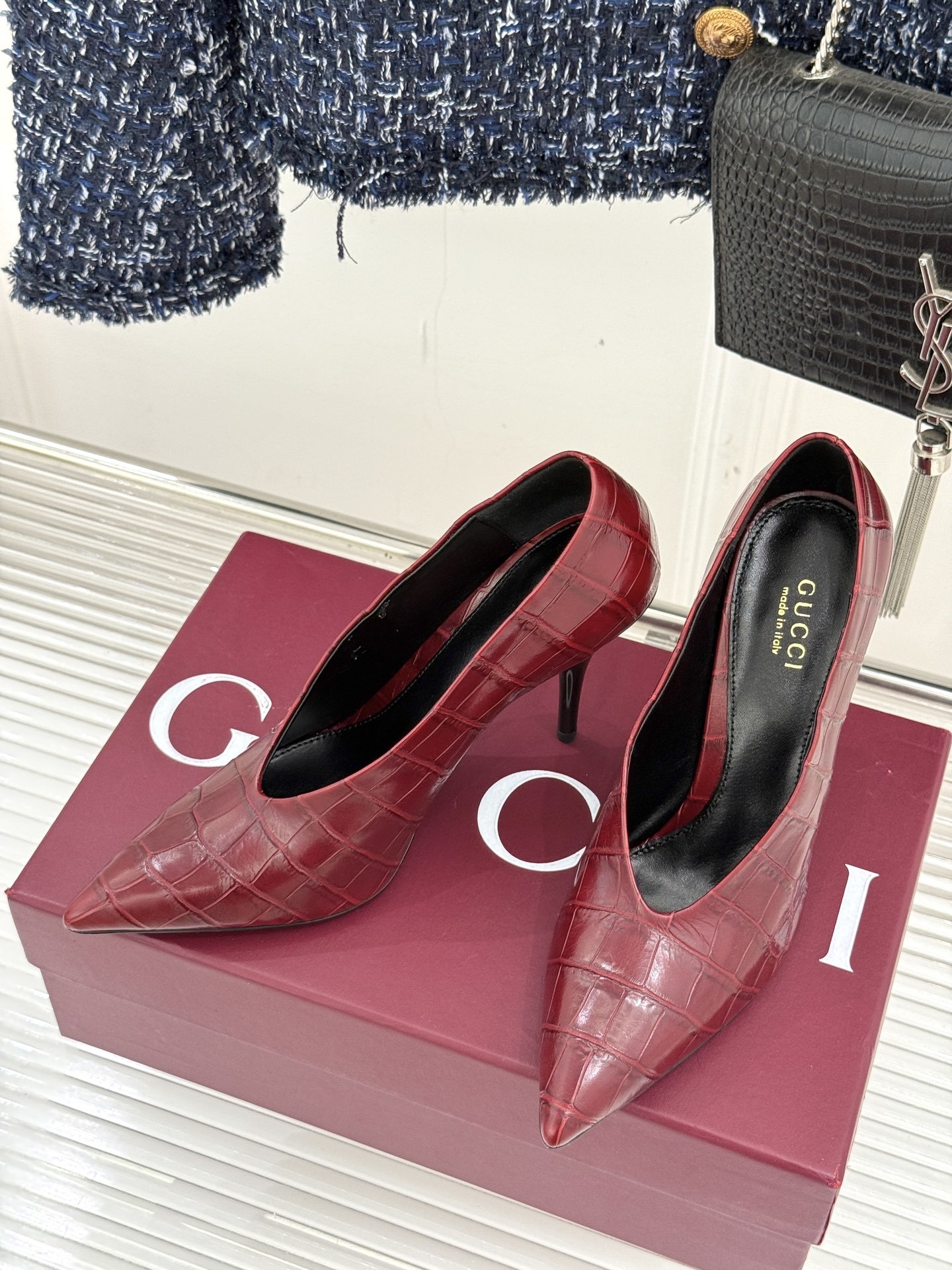 Gucci/古驰25ss春夏新品V口鳄鱼纹尖头高跟鞋标志性的V口设计 G家辨识度超高的品牌符号自带贵气