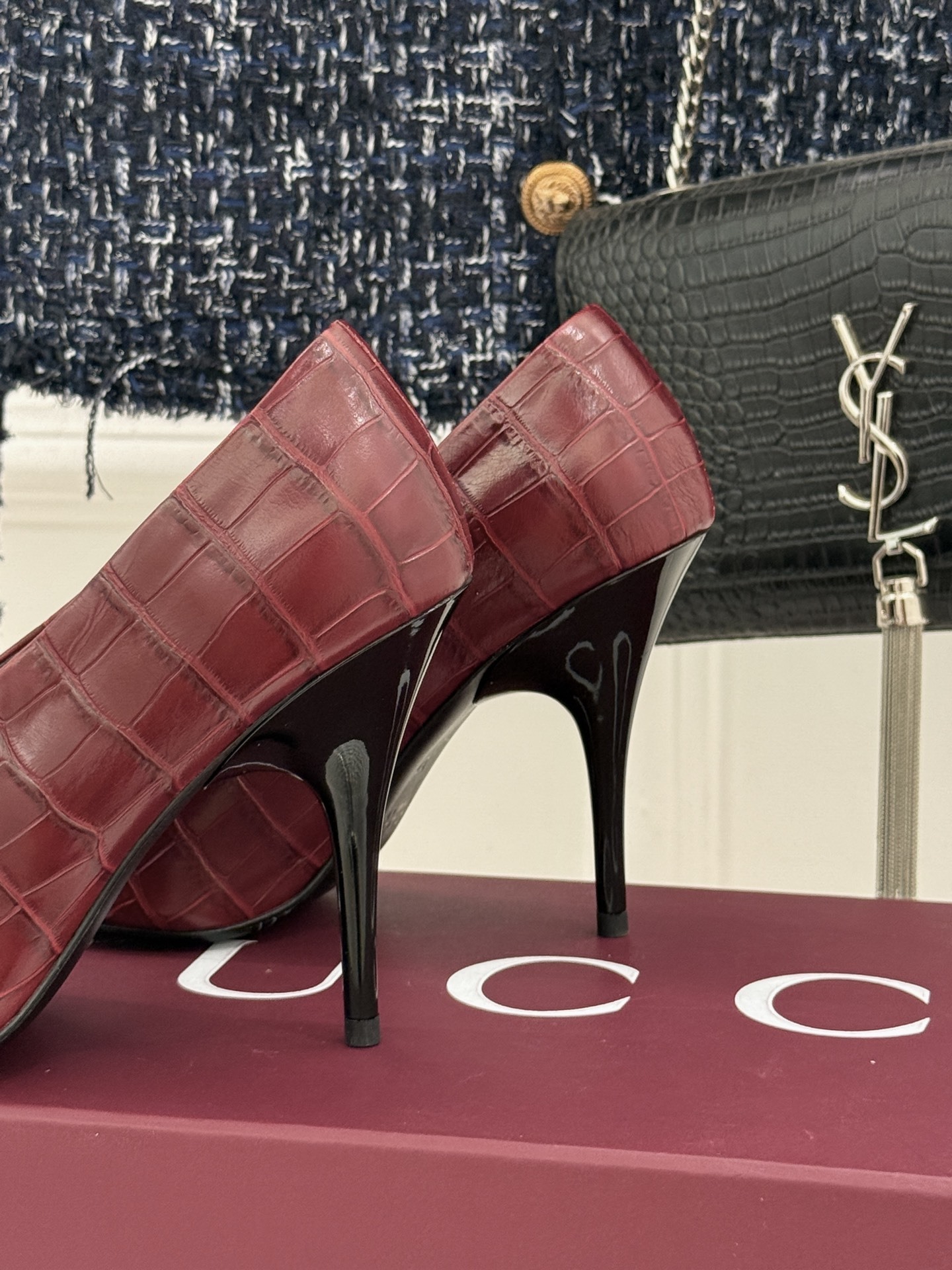 Gucci/古驰25ss春夏新品V口鳄鱼纹尖头高跟鞋标志性的V口设计 G家辨识度超高的品牌符号自带贵气