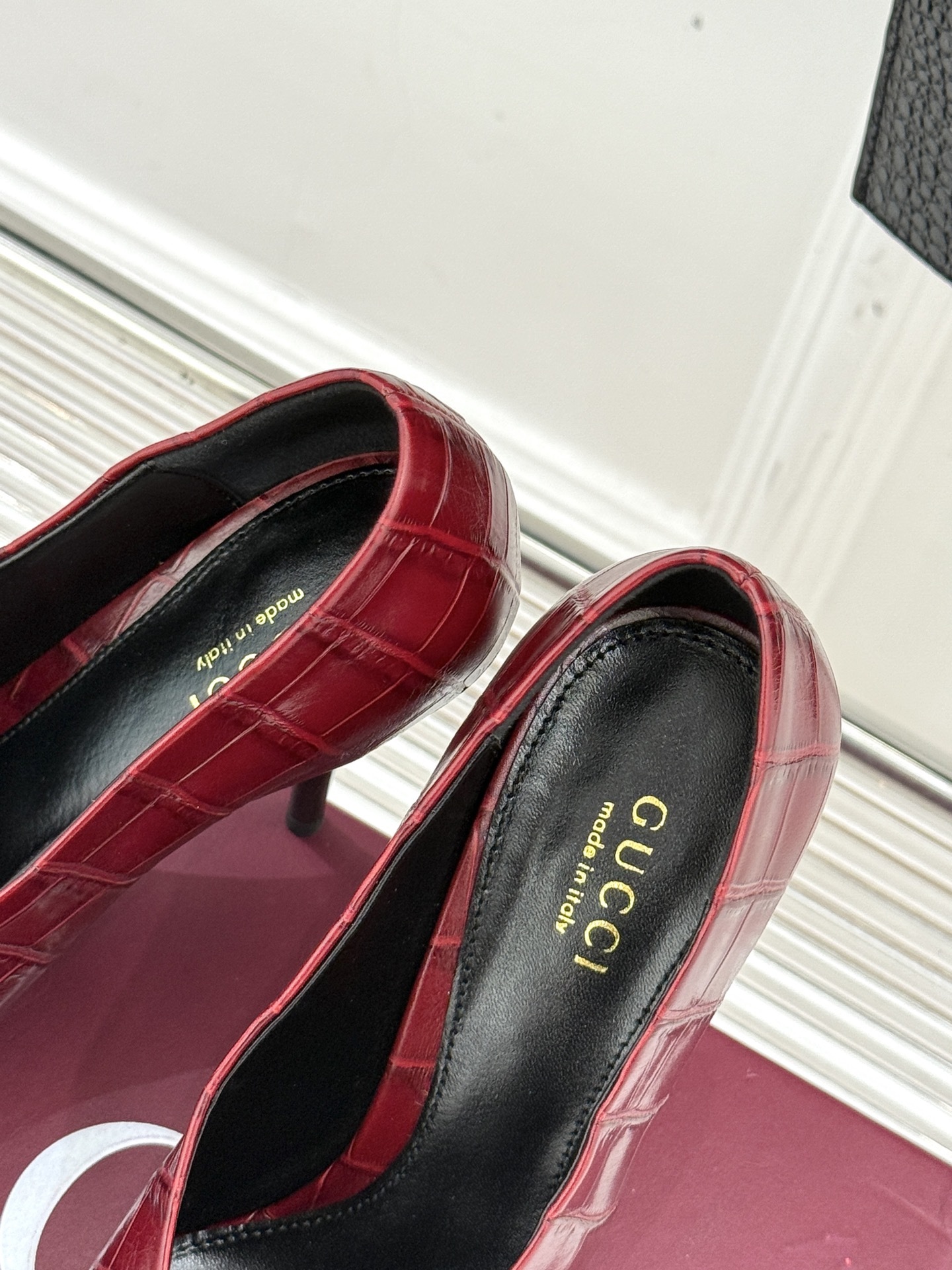 Gucci/古驰25ss春夏新品V口鳄鱼纹尖头高跟鞋标志性的V口设计 G家辨识度超高的品牌符号自带贵气