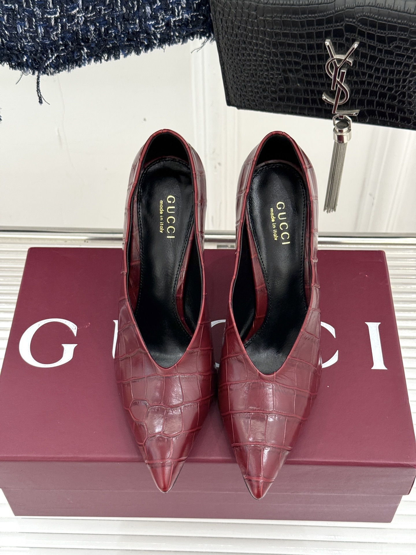 Gucci/古驰25ss春夏新品V口鳄鱼纹尖头高跟鞋标志性的V口设计 G家辨识度超高的品牌符号自带贵气