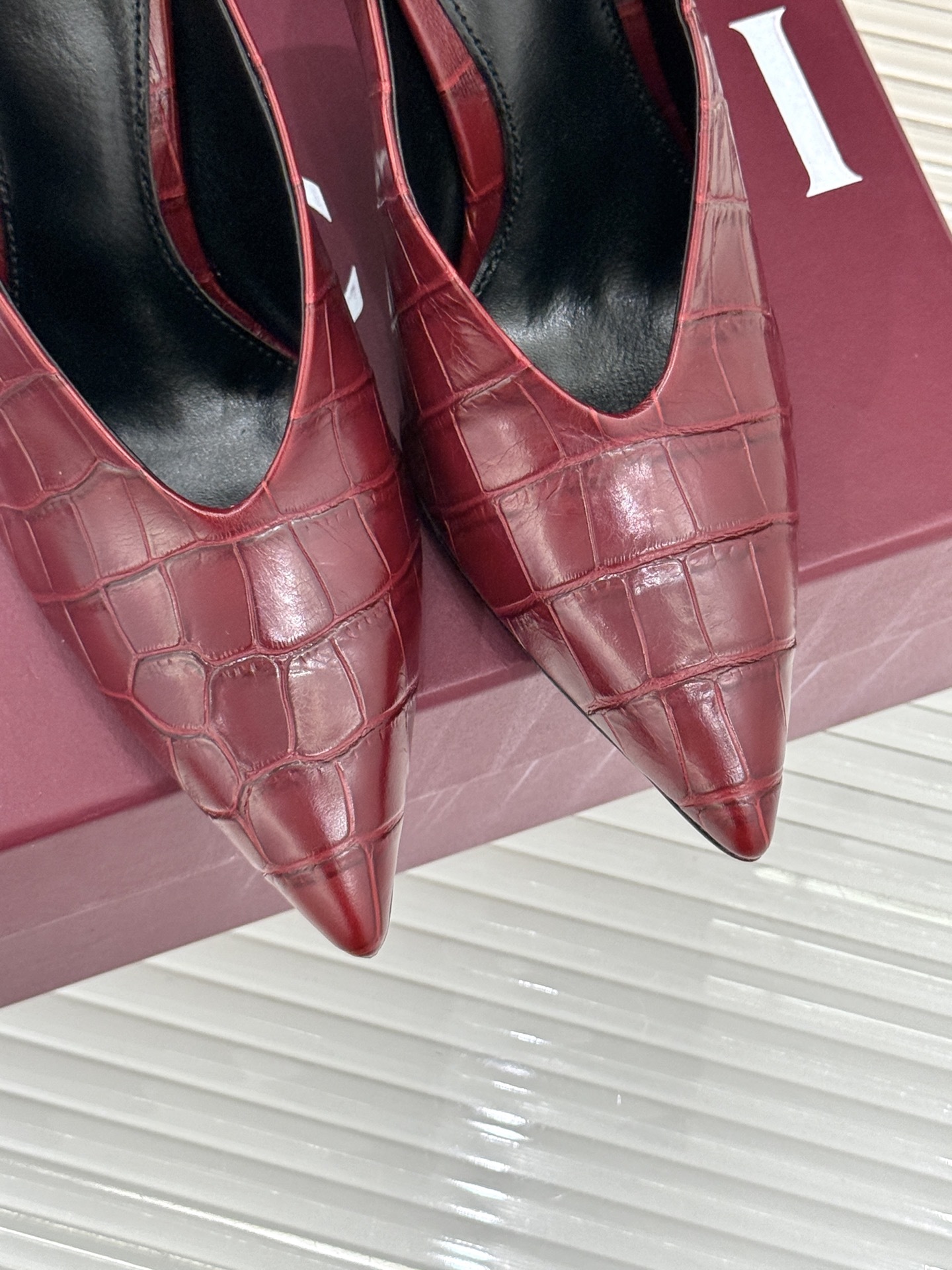 Gucci/古驰25ss春夏新品V口鳄鱼纹尖头高跟鞋标志性的V口设计 G家辨识度超高的品牌符号自带贵气