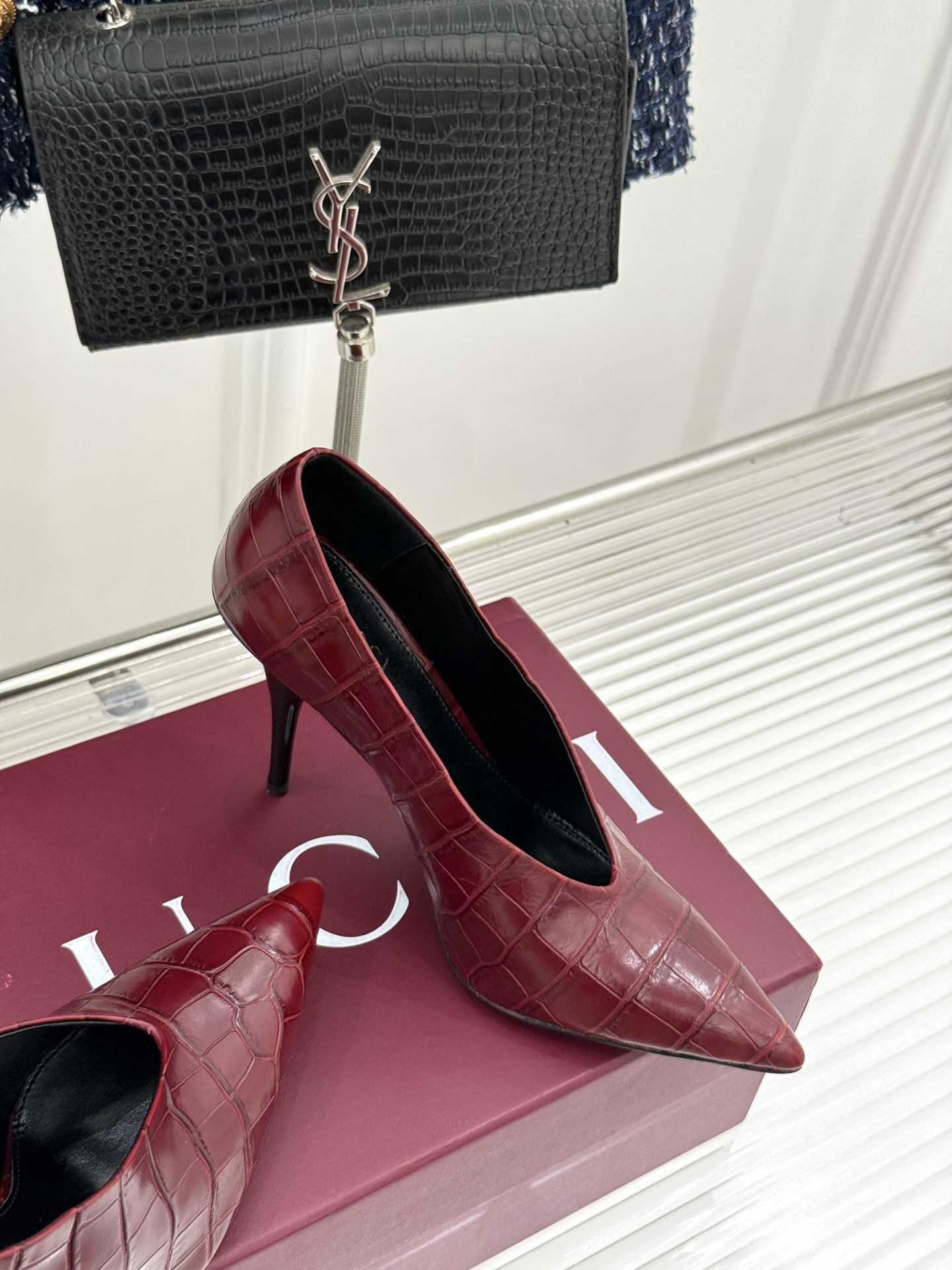 Gucci/古驰25ss春夏新品V口鳄鱼纹尖头高跟鞋标志性的V口设计 G家辨识度超高的品牌符号自带贵气