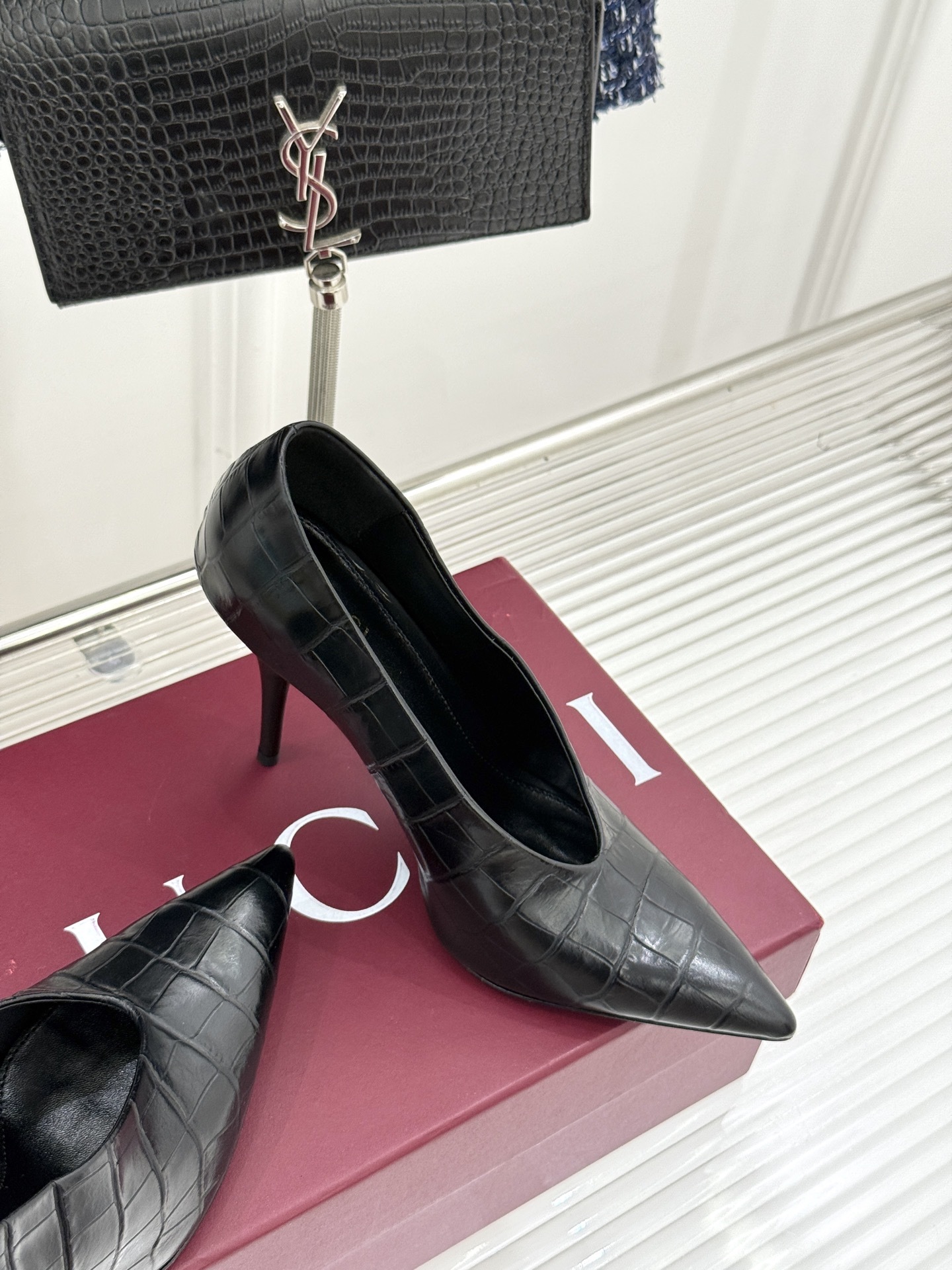 Gucci/古驰25ss春夏新品V口鳄鱼纹尖头高跟鞋标志性的V口设计 G家辨识度超高的品牌符号自带贵气