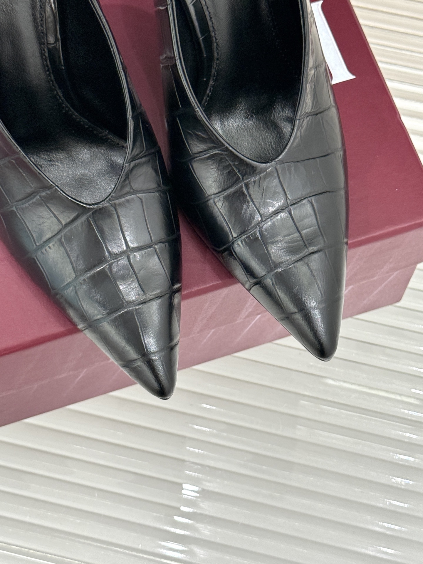 Gucci/古驰25ss春夏新品V口鳄鱼纹尖头高跟鞋标志性的V口设计 G家辨识度超高的品牌符号自带贵气