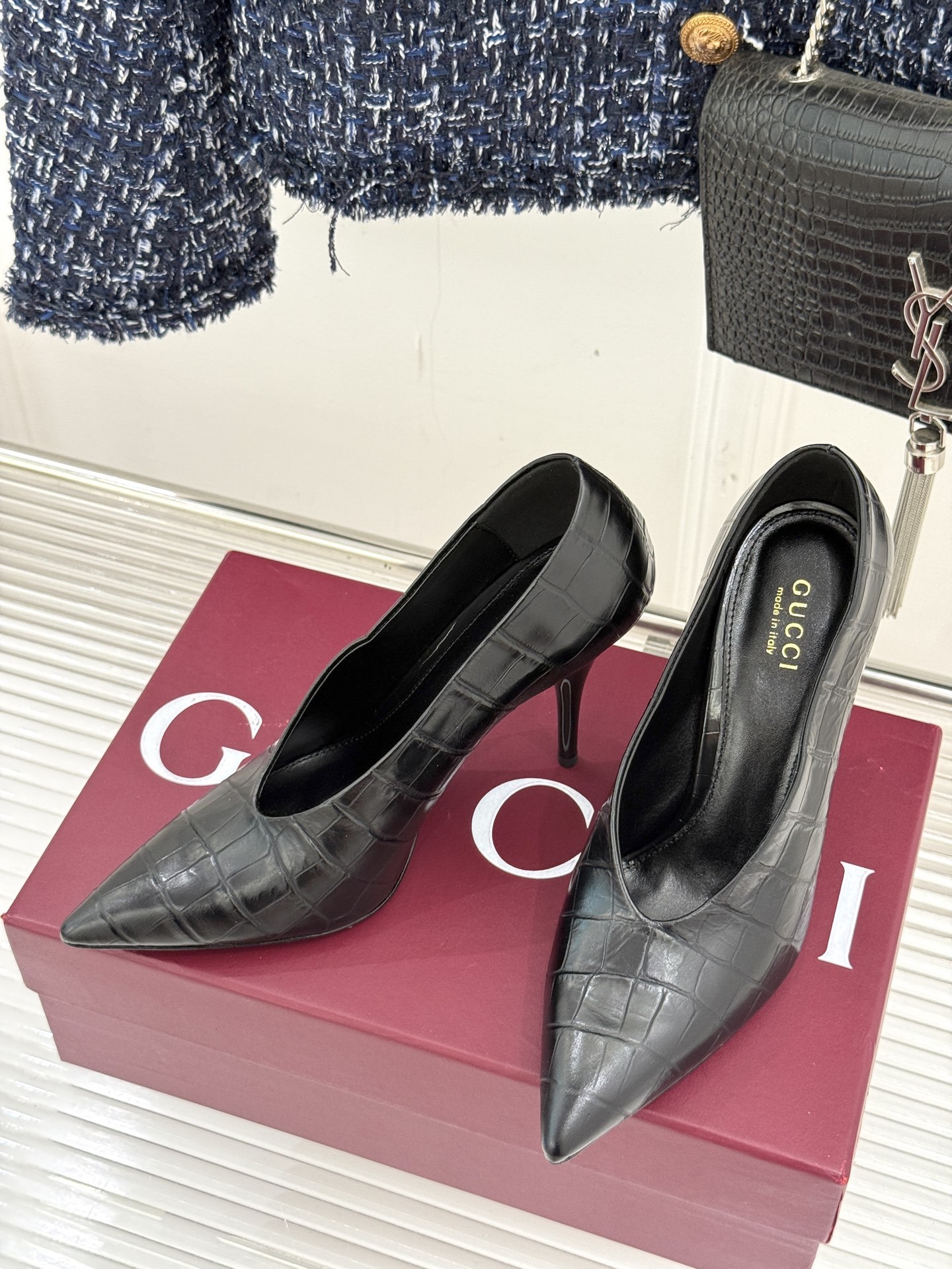 Gucci/古驰25ss春夏新品V口鳄鱼纹尖头高跟鞋标志性的V口设计 G家辨识度超高的品牌符号自带贵气