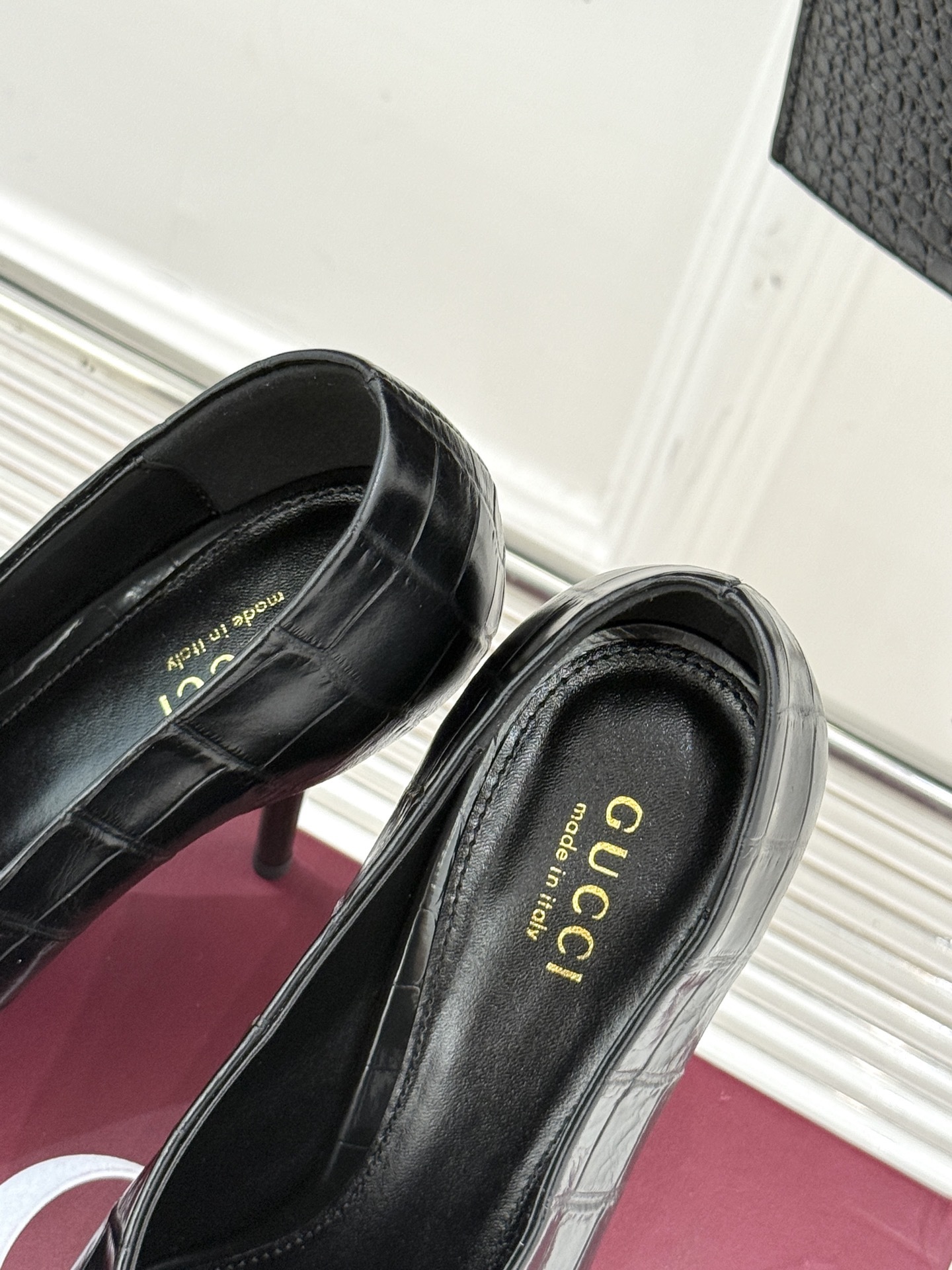 Gucci/古驰25ss春夏新品V口鳄鱼纹尖头高跟鞋标志性的V口设计 G家辨识度超高的品牌符号自带贵气