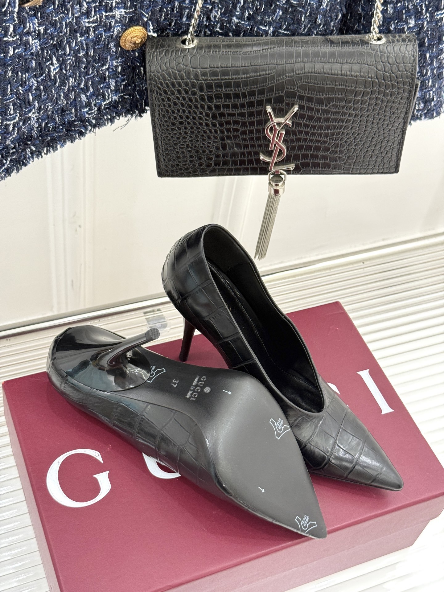 Gucci/古驰25ss春夏新品V口鳄鱼纹尖头高跟鞋标志性的V口设计 G家辨识度超高的品牌符号自带贵气