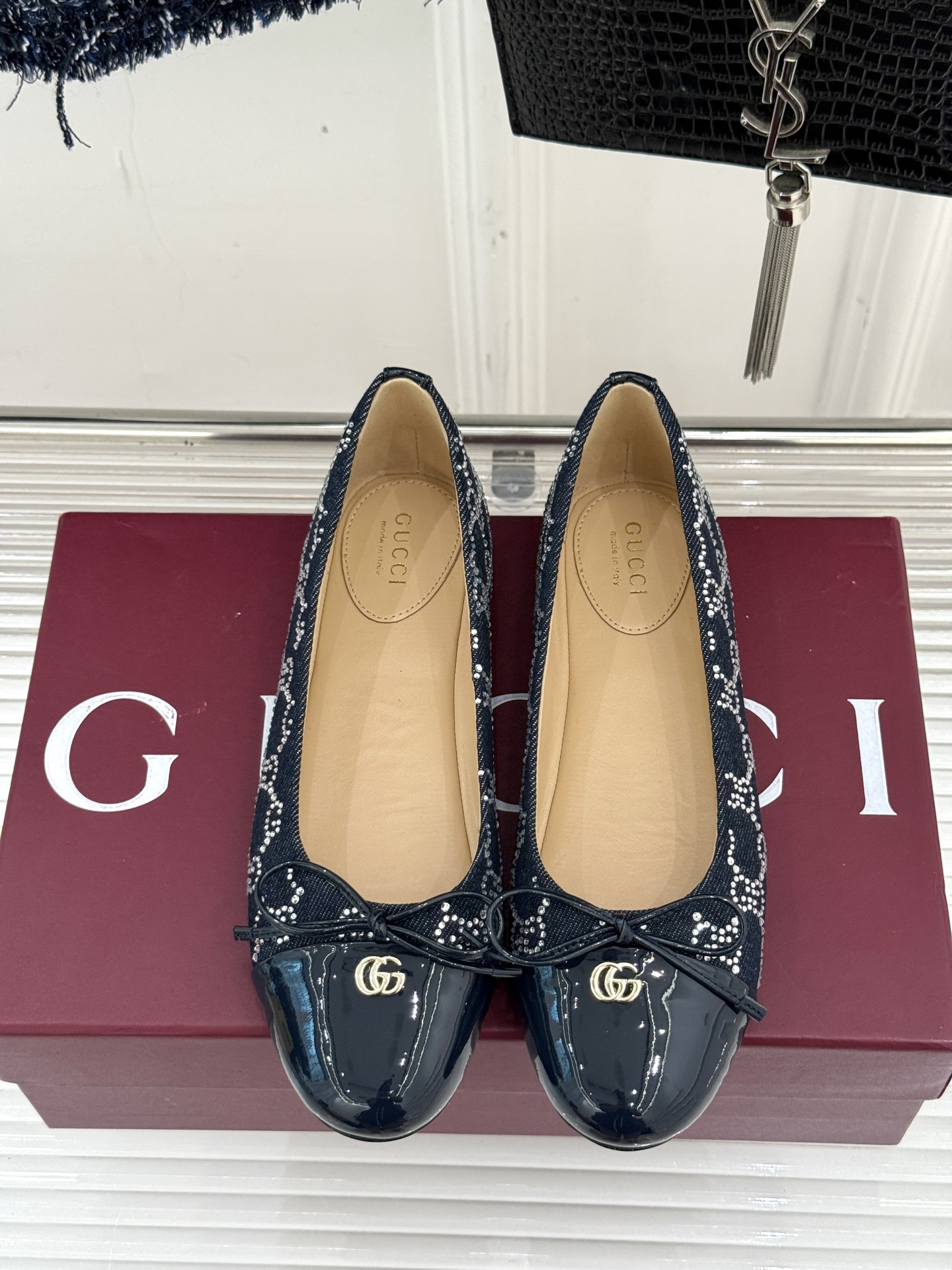 Gucci/古驰经典双G蝴蝶结印花烫钻平底芭蕾舞鞋标志性双G金属饰扣闪耀其间低调中透着品牌的经典底蕴与鞋