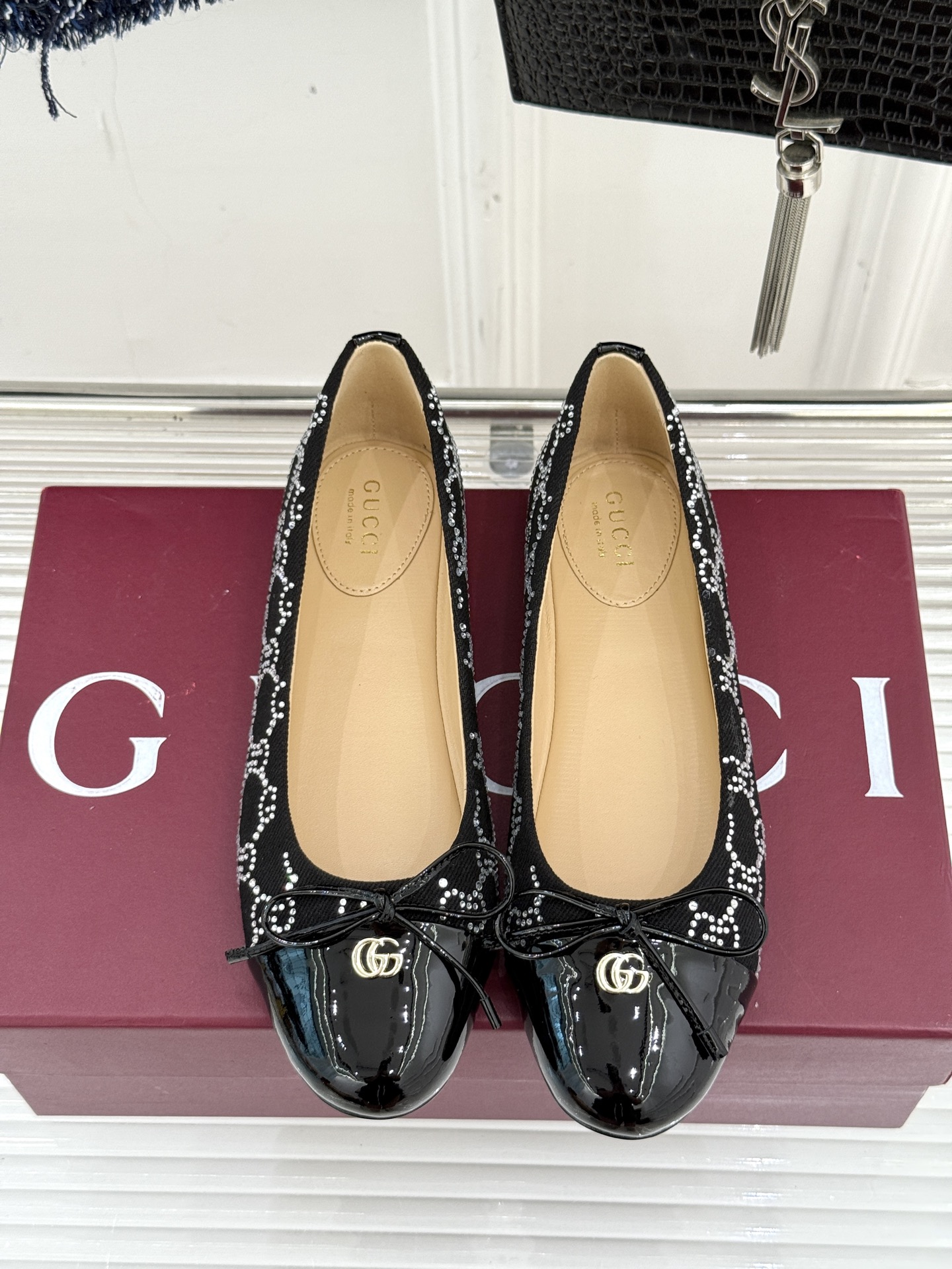 Gucci/古驰经典双G蝴蝶结印花烫钻平底芭蕾舞鞋标志性双G金属饰扣闪耀其间低调中透着品牌的经典底蕴与鞋