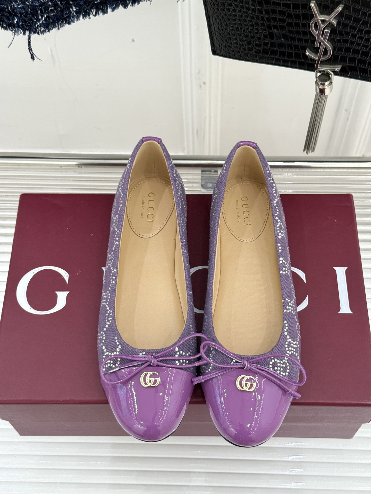 Gucci/古驰经典双G蝴蝶结印花烫钻平底芭蕾舞鞋标志性双G金属饰扣闪耀其间低调中透着品牌的经典底蕴与鞋
