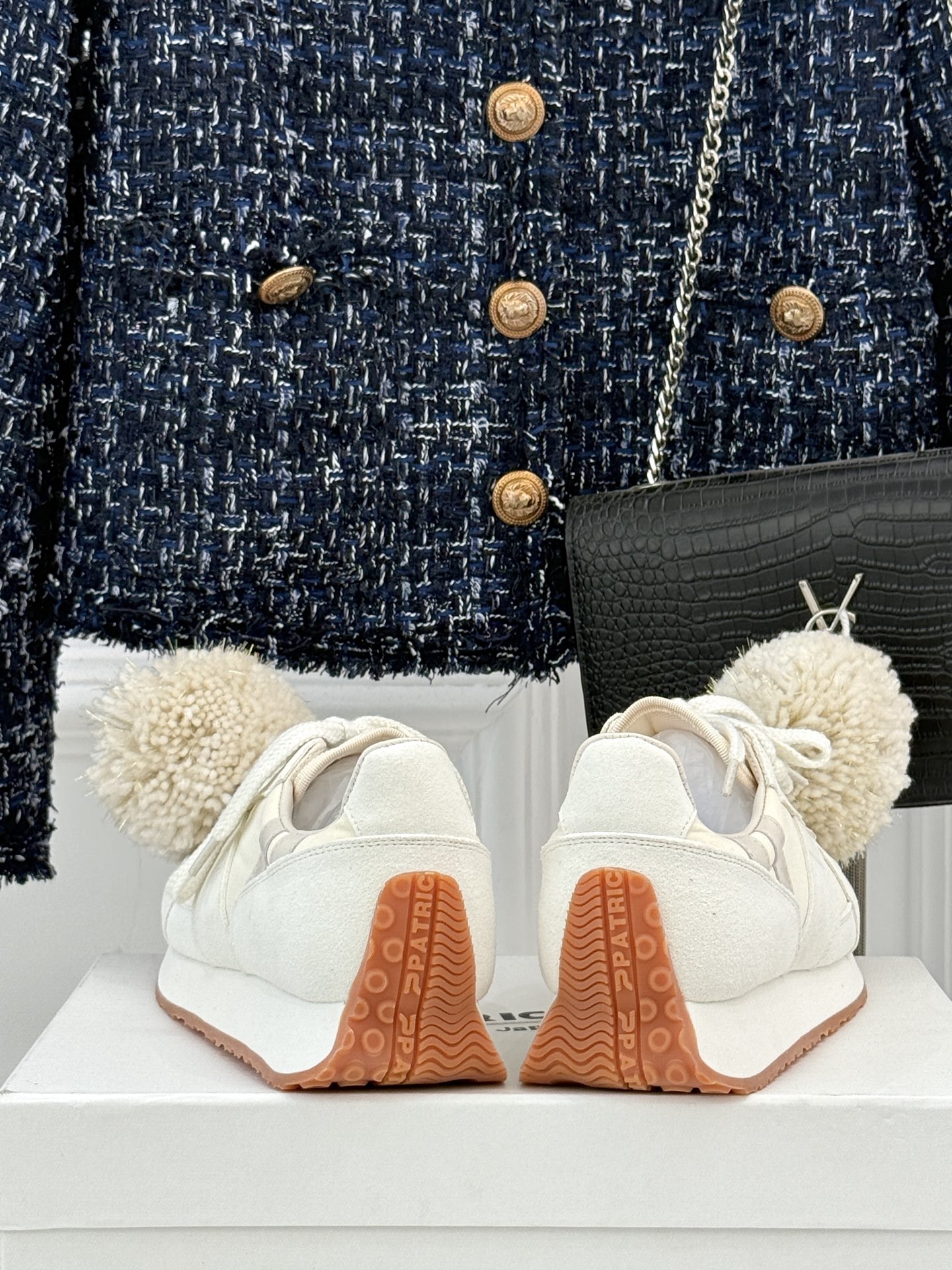 川久保玲 CDG 25WF新品绣球阿甘鞋运动鞋在时尚的先锋领域 CDG从来不会让人失望。这双运动鞋再次打