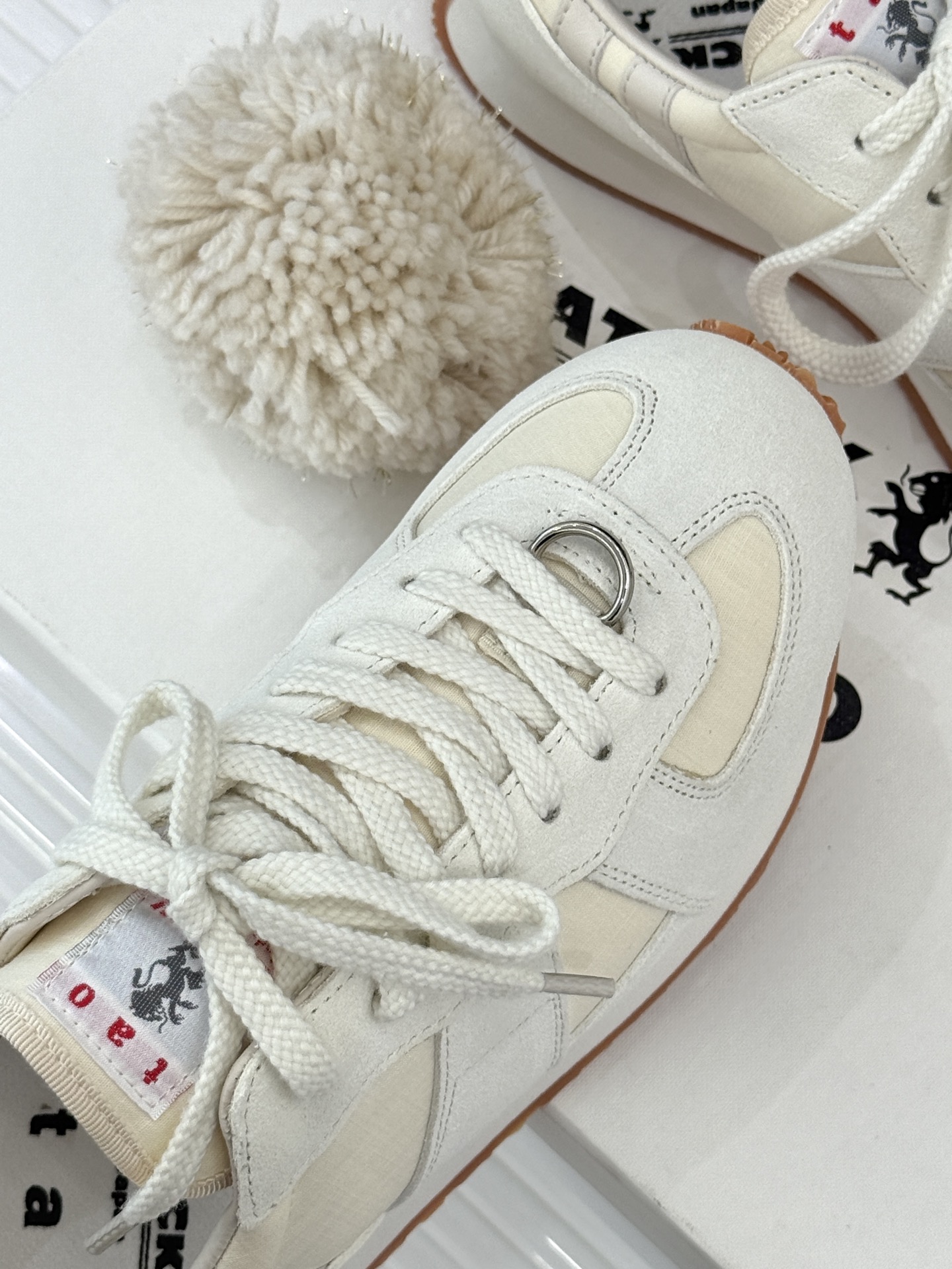 川久保玲 CDG 25WF新品绣球阿甘鞋运动鞋在时尚的先锋领域 CDG从来不会让人失望。这双运动鞋再次打