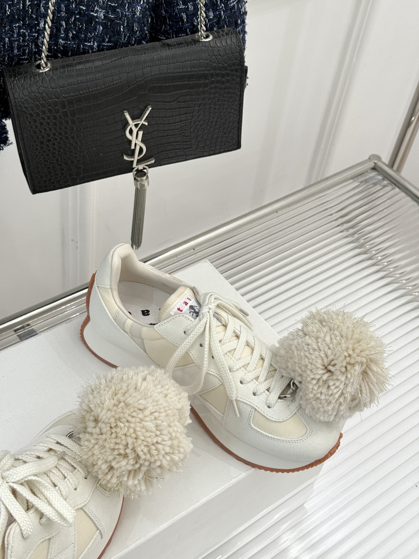 川久保玲 CDG 25WF新品绣球阿甘鞋运动鞋在时尚的先锋领域 CDG从来不会让人失望。这双运动鞋再次打