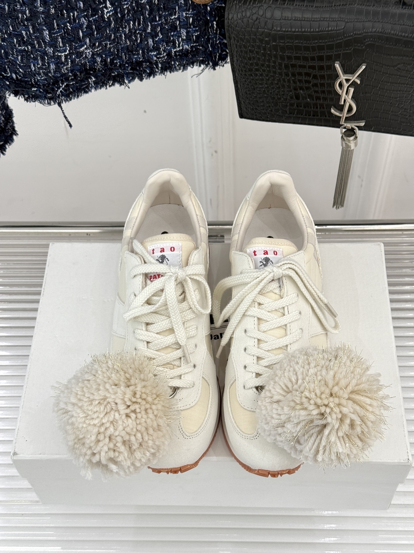 川久保玲 CDG 25WF新品绣球阿甘鞋运动鞋在时尚的先锋领域 CDG从来不会让人失望。这双运动鞋再次打