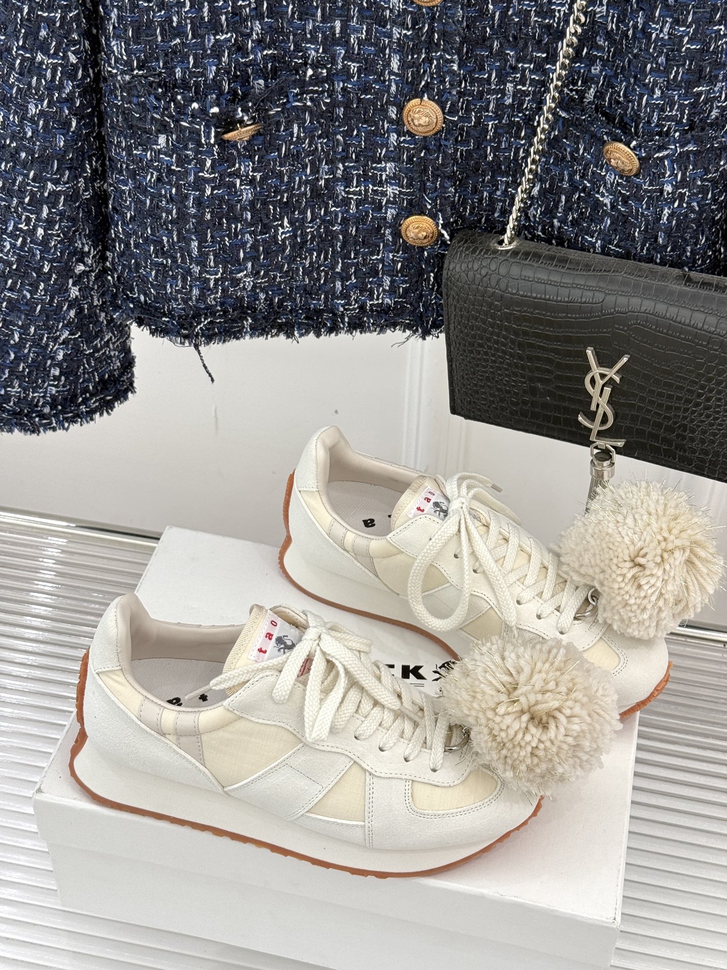 川久保玲 CDG 25WF新品绣球阿甘鞋运动鞋在时尚的先锋领域 CDG从来不会让人失望。这双运动鞋再次打