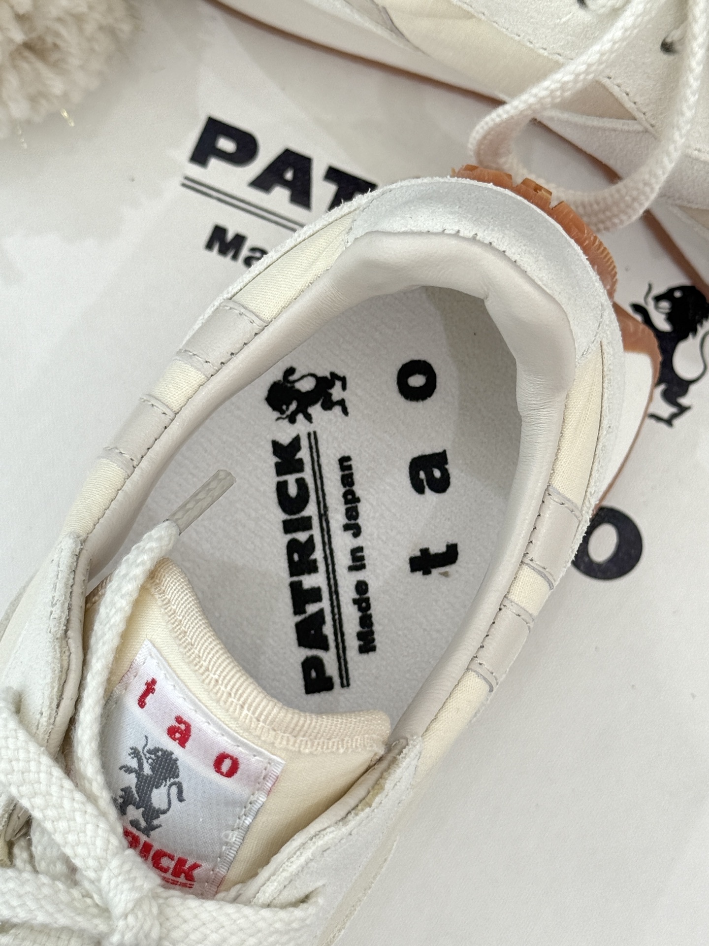 川久保玲 CDG 25WF新品绣球阿甘鞋运动鞋在时尚的先锋领域 CDG从来不会让人失望。这双运动鞋再次打