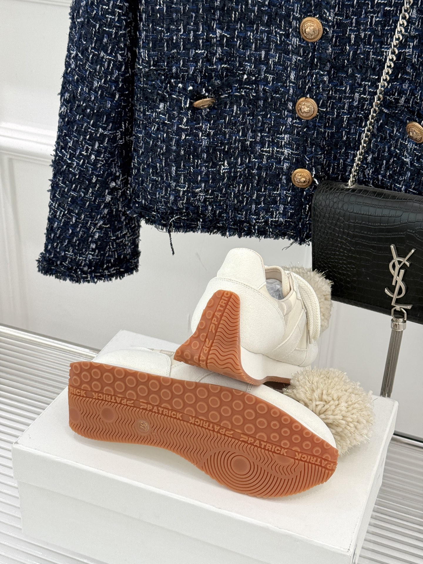 川久保玲 CDG 25WF新品绣球阿甘鞋运动鞋在时尚的先锋领域 CDG从来不会让人失望。这双运动鞋再次打