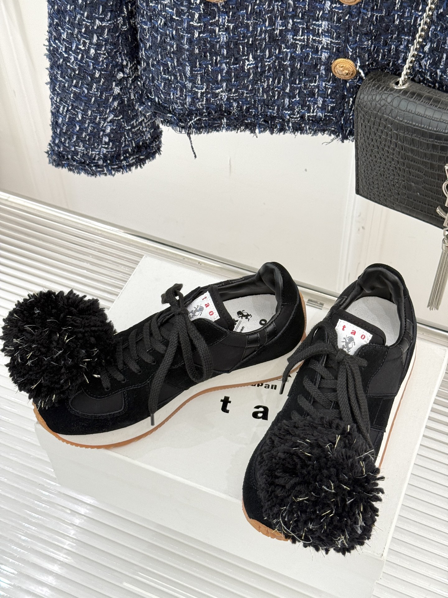 川久保玲 CDG 25WF新品绣球阿甘鞋运动鞋在时尚的先锋领域 CDG从来不会让人失望。这双运动鞋再次打