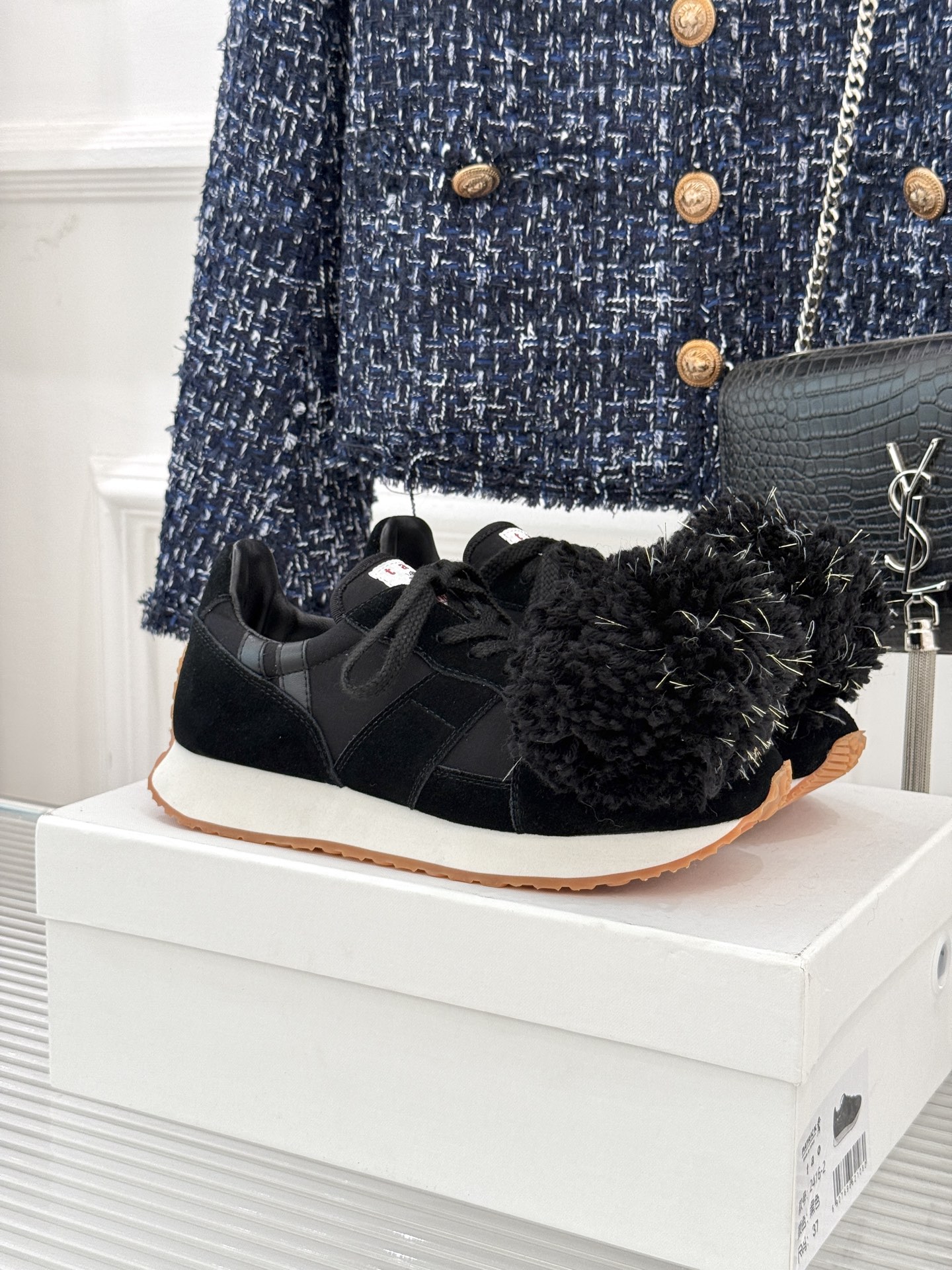 NO:482894,Rei Kawakubo CDG 25WF new Hydrangea Forrest Gump shoes sneakers In the pioneer field of fashion, CDG never disappoints people. This pair of sneakers breaks the routine and redefines the fashion of sneakers. CDG's iconic deconstruction aesthetics runs through the design of this pair of shoes. The smooth lines and innovative splicing give the classic Forrest Gump shoes a subversive change, retaining the retro charm and exuding a futuristic atmosphere. The unique texture and splicing materials of the shoe body are like telling a conversation about avant-garde art. Every detail shows CDG's persistence in innovation. The integration of hydrangea elements is the masterpiece of the shoes. The upper uses unique craftsmanship to create a hydrangea-like texture. The three-dimensional fullness presents a wonderful light and shadow effect under different lights. Whether it is a sunny street or a brightly lit party  It can all put you in the spotlight and show unique personality and taste. The upper is made of top-notch breathable fabric, which is not only light and soft, fits the feet, but also has excellent breathability. Even if worn for a long time, your feet can remain dry and comfortable. The sole is made of high elastic wear-resistant rubber, providing excellent grip and cushioning. Every step is stable and powerful. Whether it is daily walking or sports and fitness, it can be perfectly adapted. size35-39 (customized for 40), casual shoes/sneakers, sneakers19860909川久保玲 CDG 25WF新品绣球阿甘鞋运动鞋 在时尚的先锋领域 CDG从来不会让人失望. 这双运动鞋再次打破常规 重新定义运动鞋时尚. CDG标志性的解构美学贯穿于这双鞋的设计中. 流畅的线条、创新的拼接 让经典阿甘鞋型有了颠覆性的变化, 既保留了复古韵味 又散发着未来主义的气息. 鞋身的独特纹理与拼接材质 像是在诉说着一场先锋艺术的对话 每一处细节都彰显着 CDG对创新的执着. 绣球元素的融入是这双鞋的神来之笔. 鞋面用独特工艺打造出绣球般的质感 立体饱满在不同光线下呈现出奇妙的光影效果. 无论是阳光明媚的街头 还是灯光璀璨的派对 它都能让你成为焦点 展现出与众不同的个性与品味. 鞋面采用顶级透气面料 不仅轻盈柔软 贴合双脚 而且透气性极佳 即使长时间穿着 双脚也能保持干爽舒适. 鞋底选用高弹性耐磨橡胶 提供出色的抓地力和缓冲性能 每一步都稳健有力 无论是日常行走还是运动健身 它都能完美适配. size35-39（40定制）,休闲鞋/运动鞋,sneakers,Women's Shoes