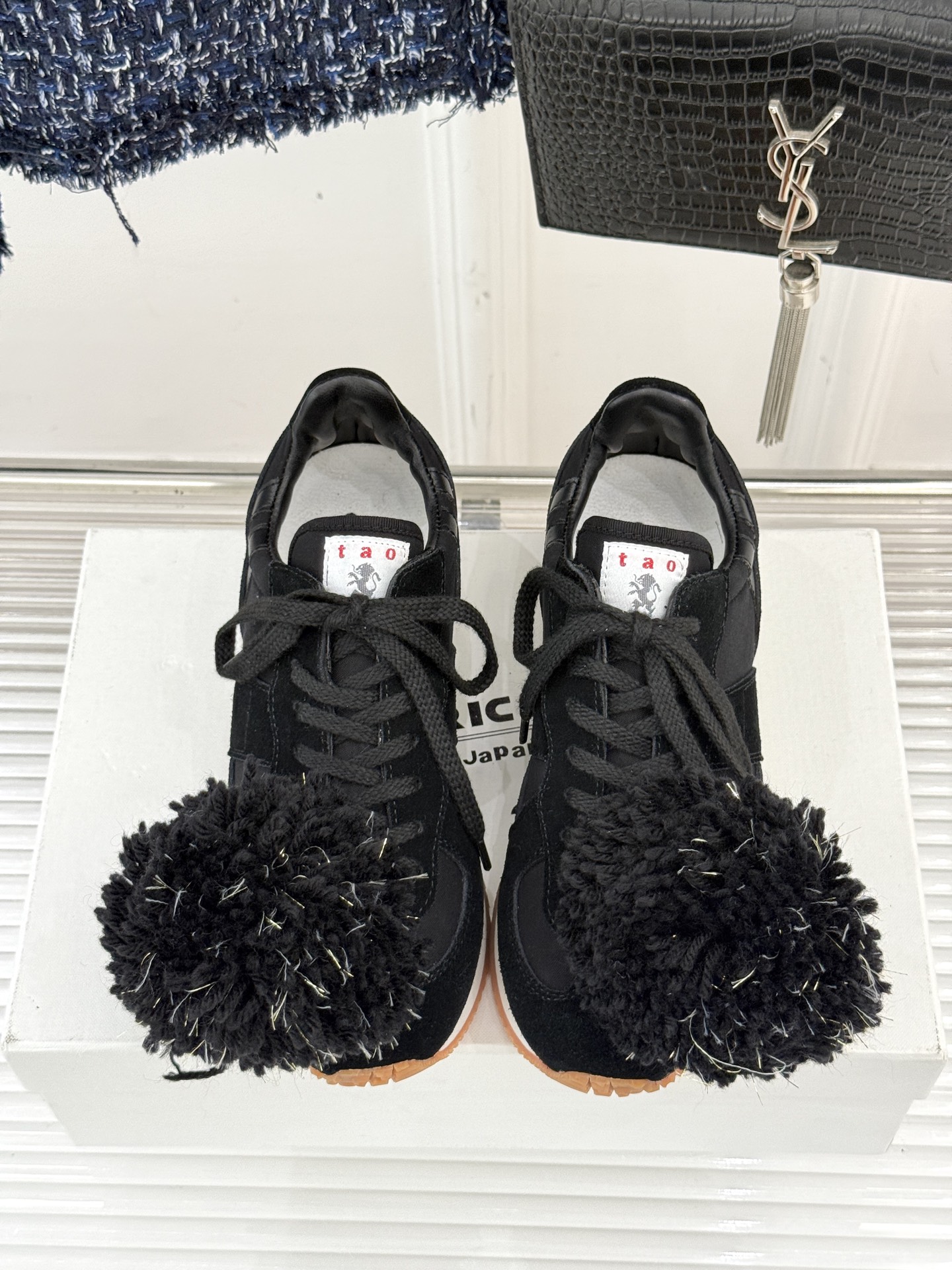 川久保玲 CDG 25WF新品绣球阿甘鞋运动鞋在时尚的先锋领域 CDG从来不会让人失望。这双运动鞋再次打