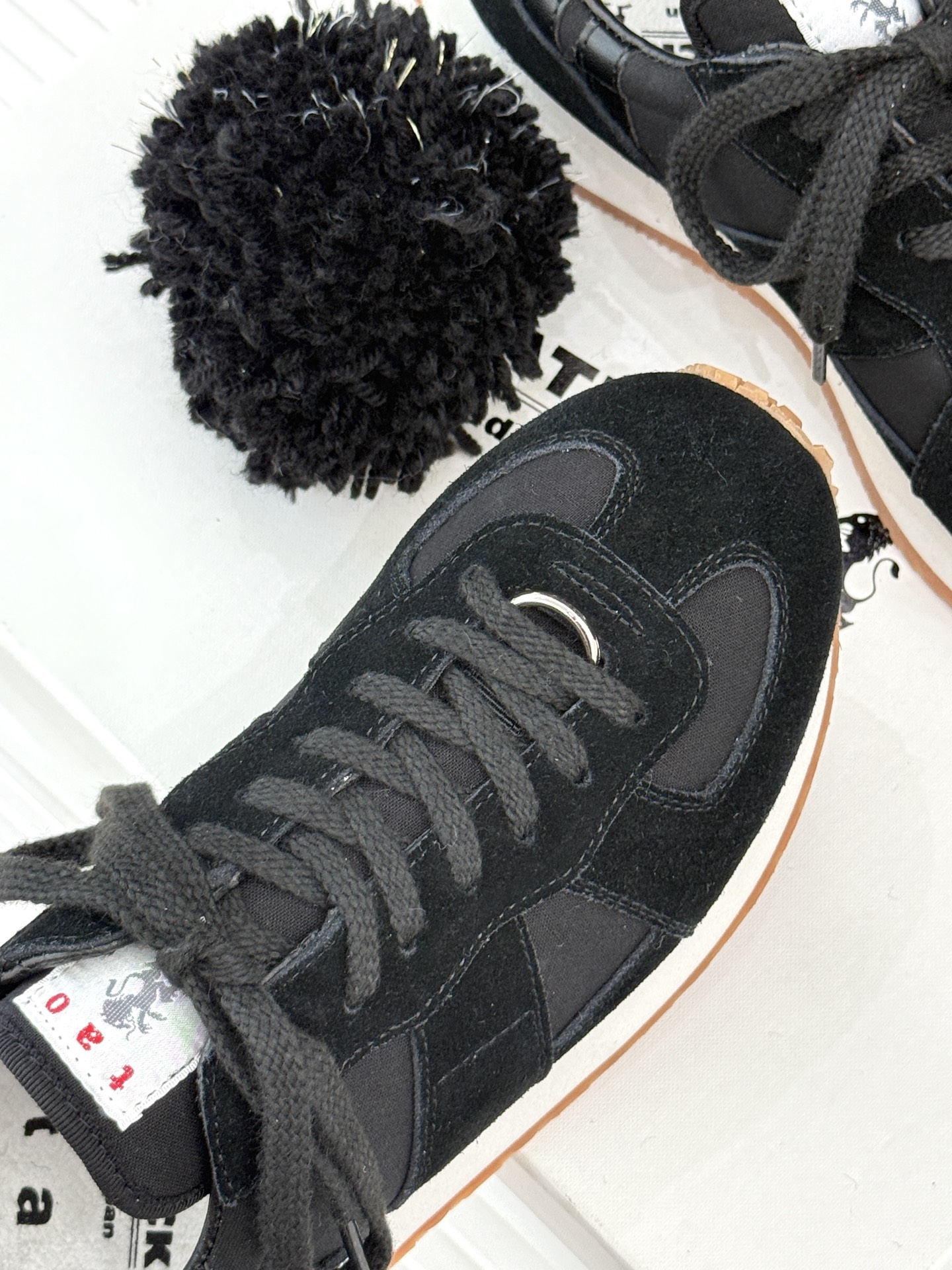 川久保玲 CDG 25WF新品绣球阿甘鞋运动鞋在时尚的先锋领域 CDG从来不会让人失望。这双运动鞋再次打