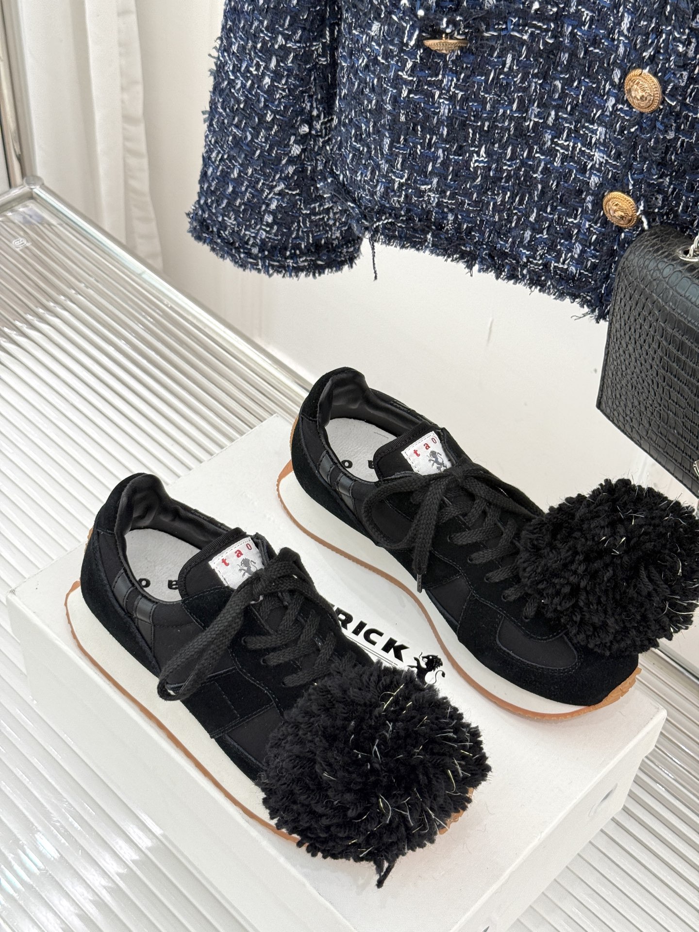 川久保玲 CDG 25WF新品绣球阿甘鞋运动鞋在时尚的先锋领域 CDG从来不会让人失望。这双运动鞋再次打