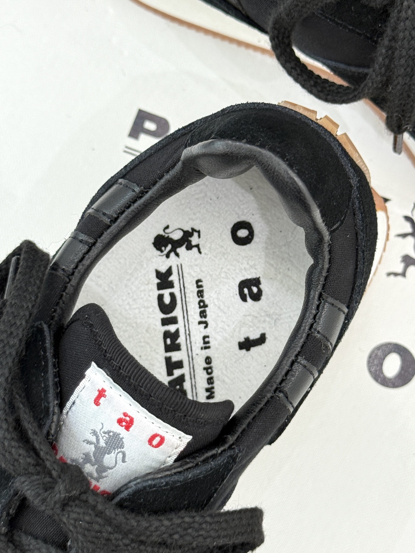 川久保玲 CDG 25WF新品绣球阿甘鞋运动鞋在时尚的先锋领域 CDG从来不会让人失望。这双运动鞋再次打