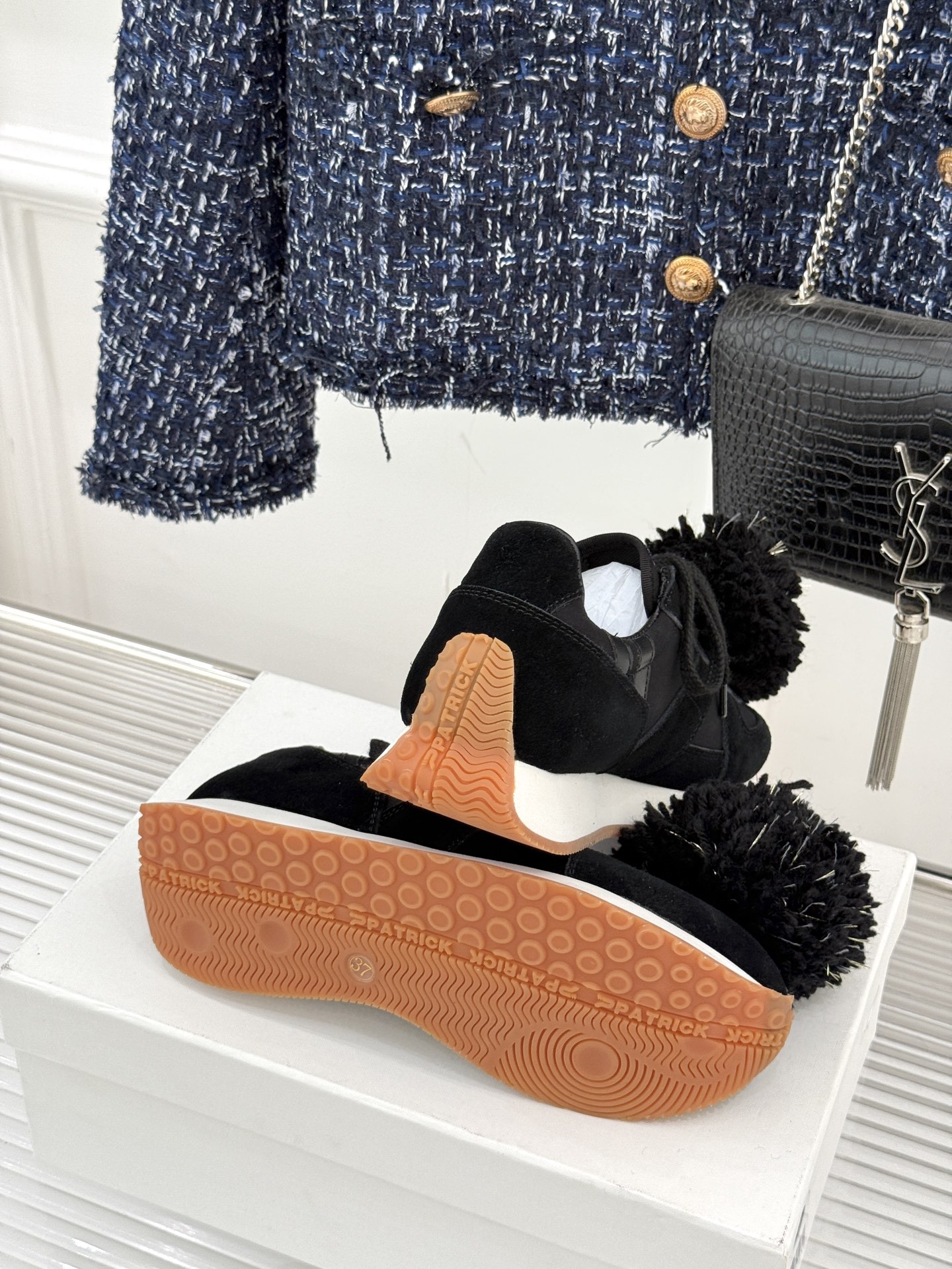 川久保玲 CDG 25WF新品绣球阿甘鞋运动鞋在时尚的先锋领域 CDG从来不会让人失望。这双运动鞋再次打