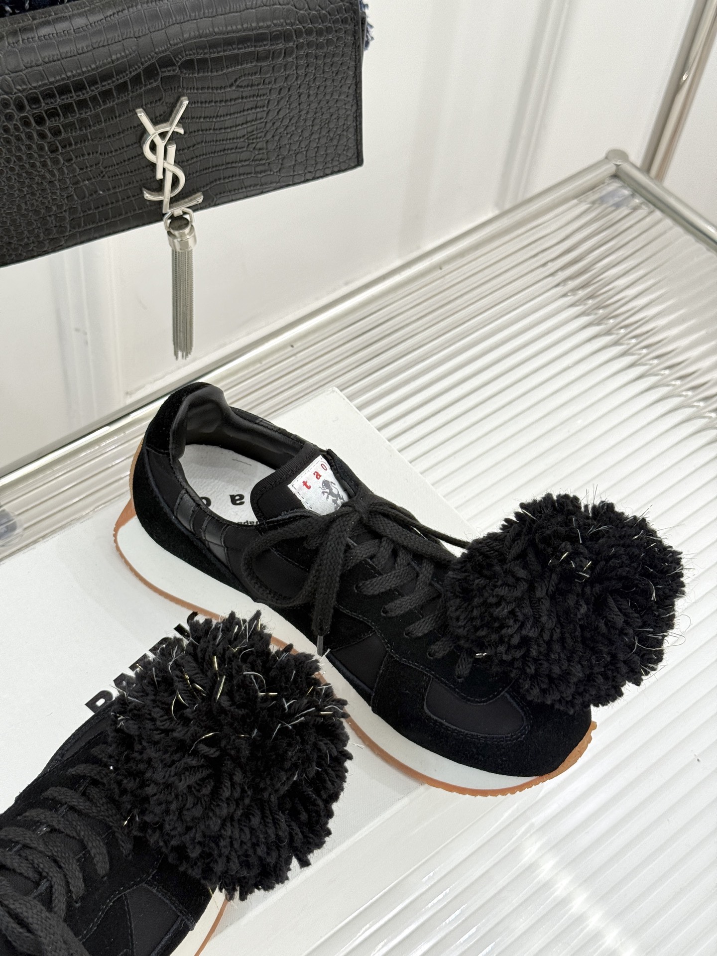 川久保玲 CDG 25WF新品绣球阿甘鞋运动鞋在时尚的先锋领域 CDG从来不会让人失望。这双运动鞋再次打