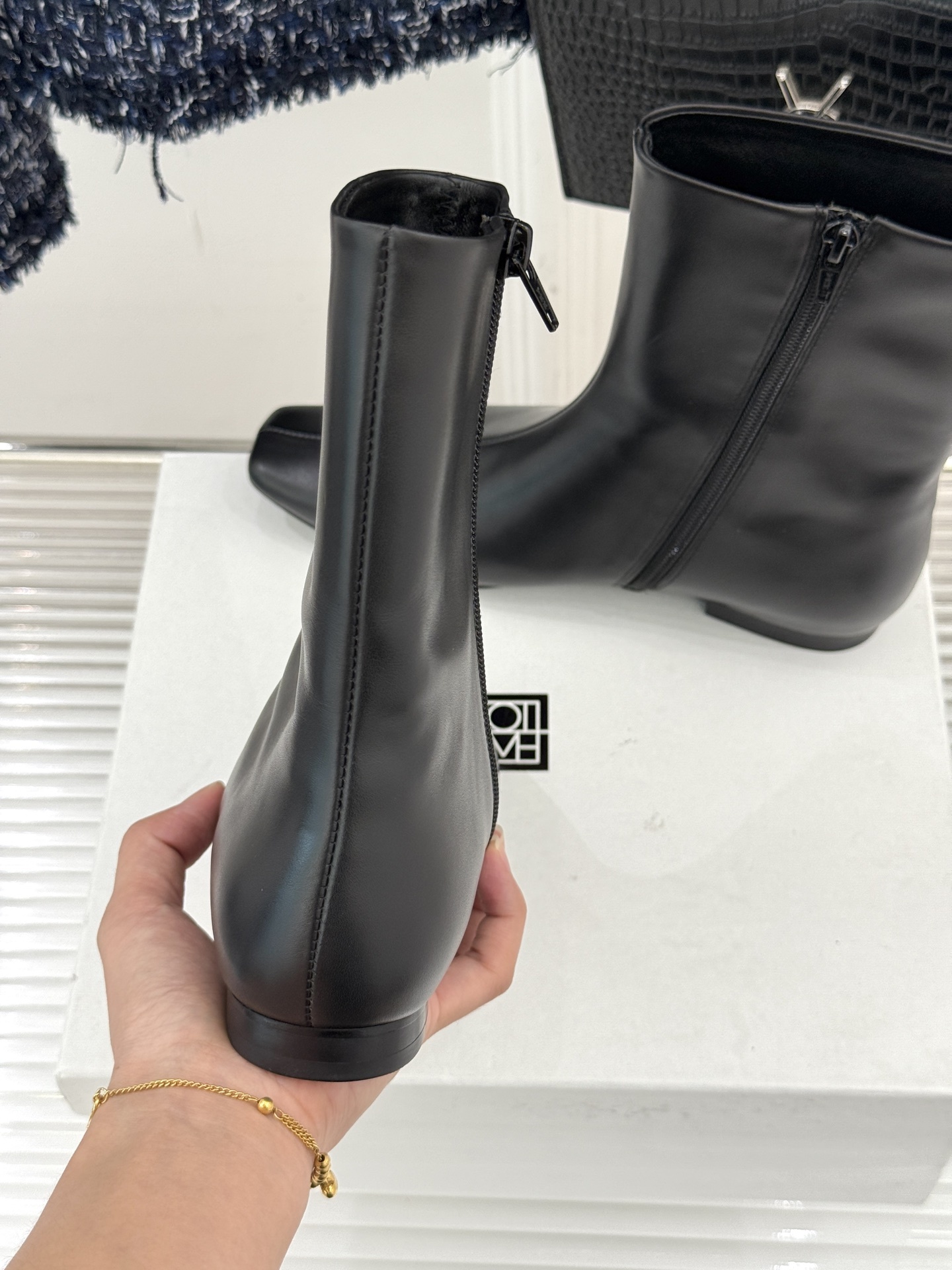 Toteme 25WF秋冬新品方头侧拉链平底短靴被各路时髦精私藏 它到底凭什么封神?这双短靴将简约与高级