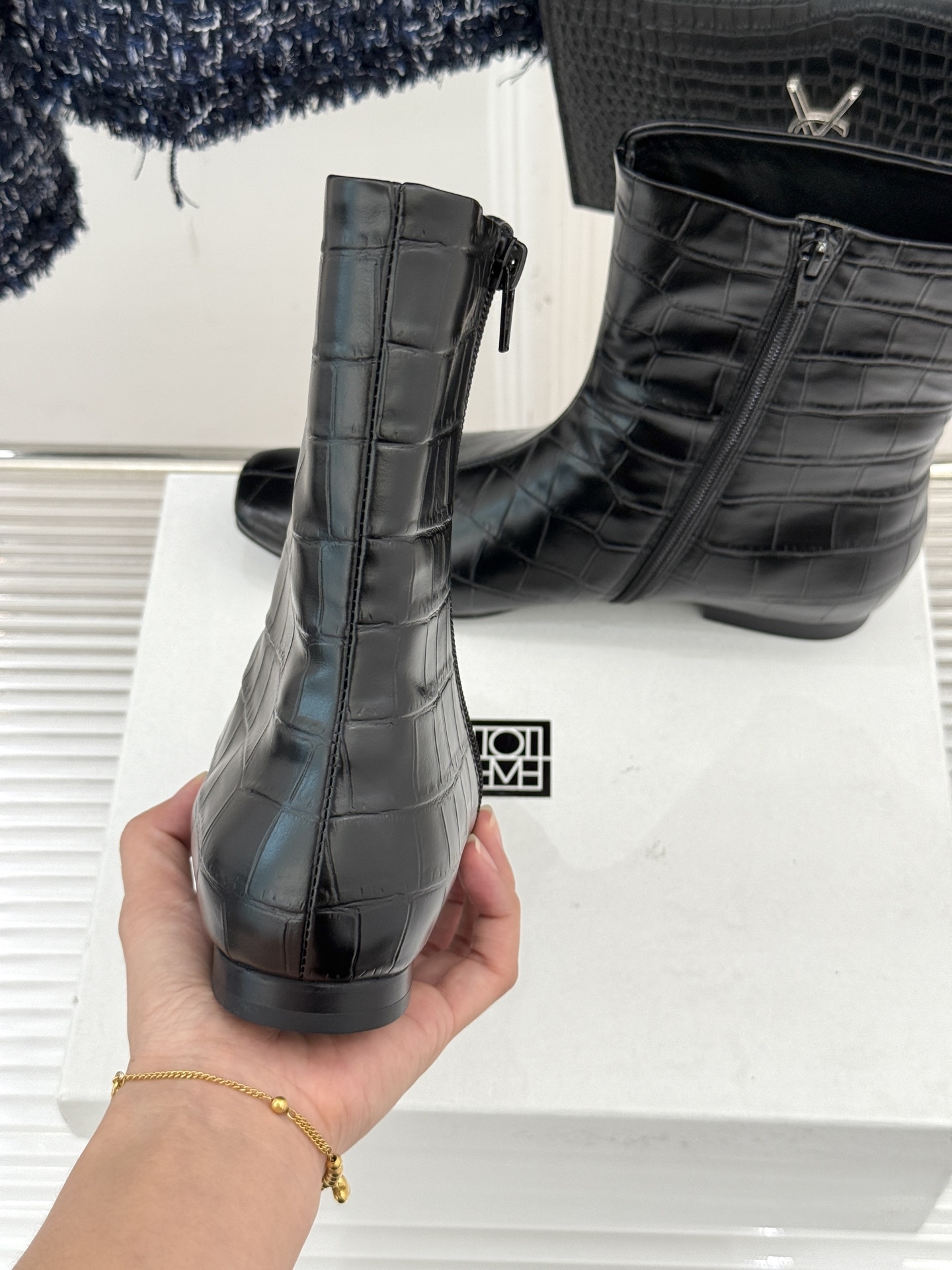 Toteme 25WF秋冬新品方头侧拉链平底短靴被各路时髦精私藏 它到底凭什么封神?这双短靴将简约与高级