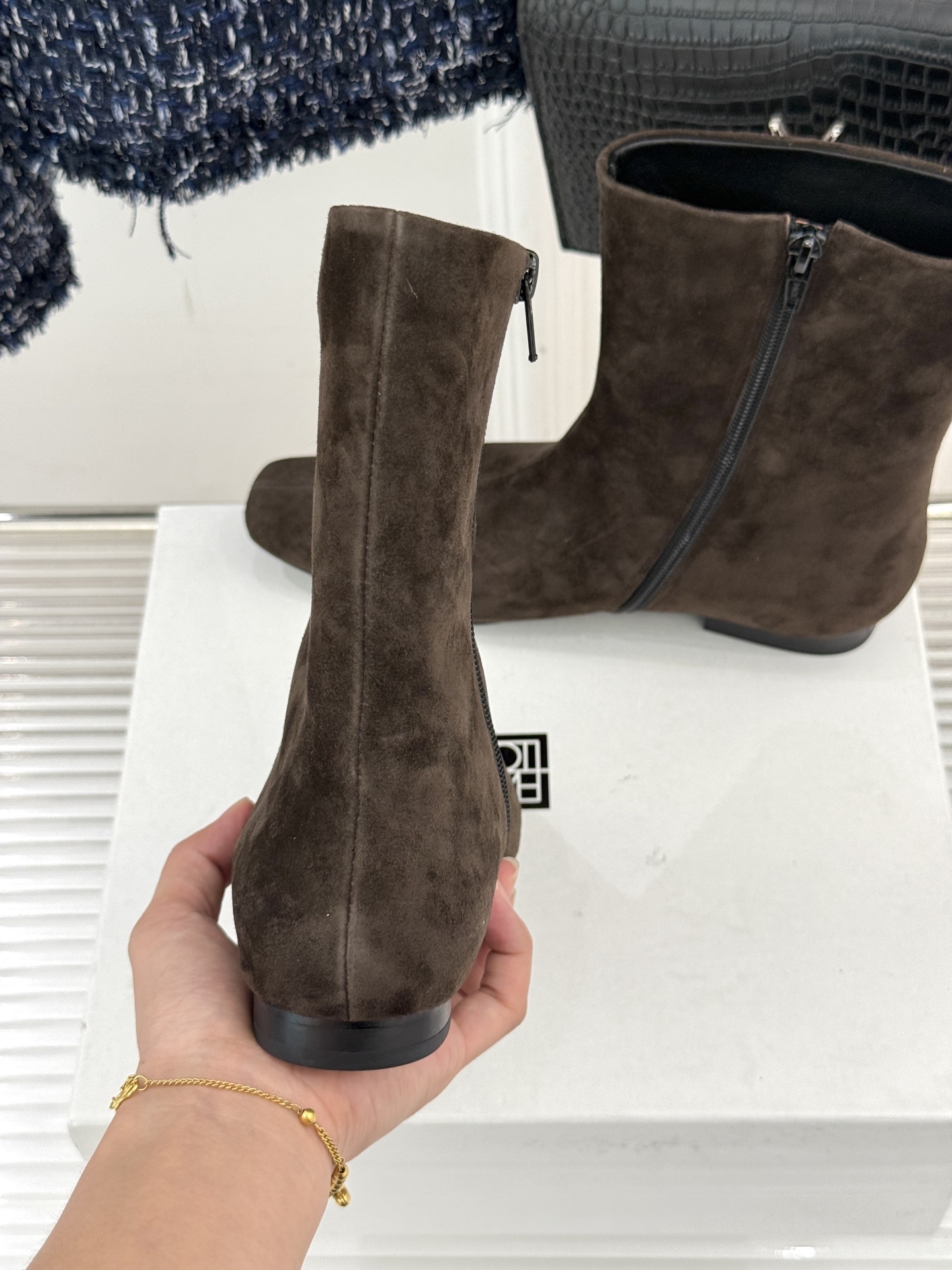 Toteme 25WF秋冬新品方头侧拉链平底短靴被各路时髦精私藏 它到底凭什么封神?这双短靴将简约与高级