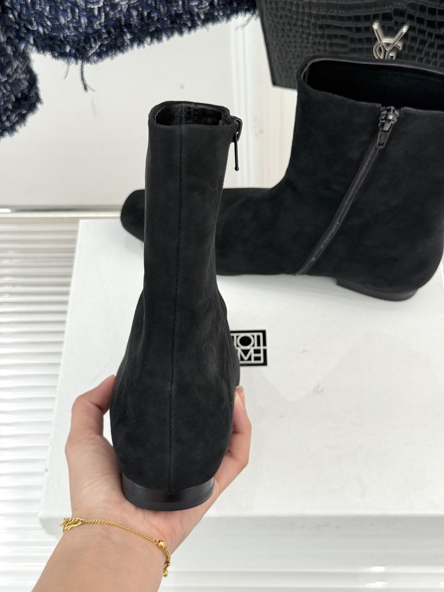 Toteme 25WF秋冬新品方头侧拉链平底短靴被各路时髦精私藏 它到底凭什么封神?这双短靴将简约与高级