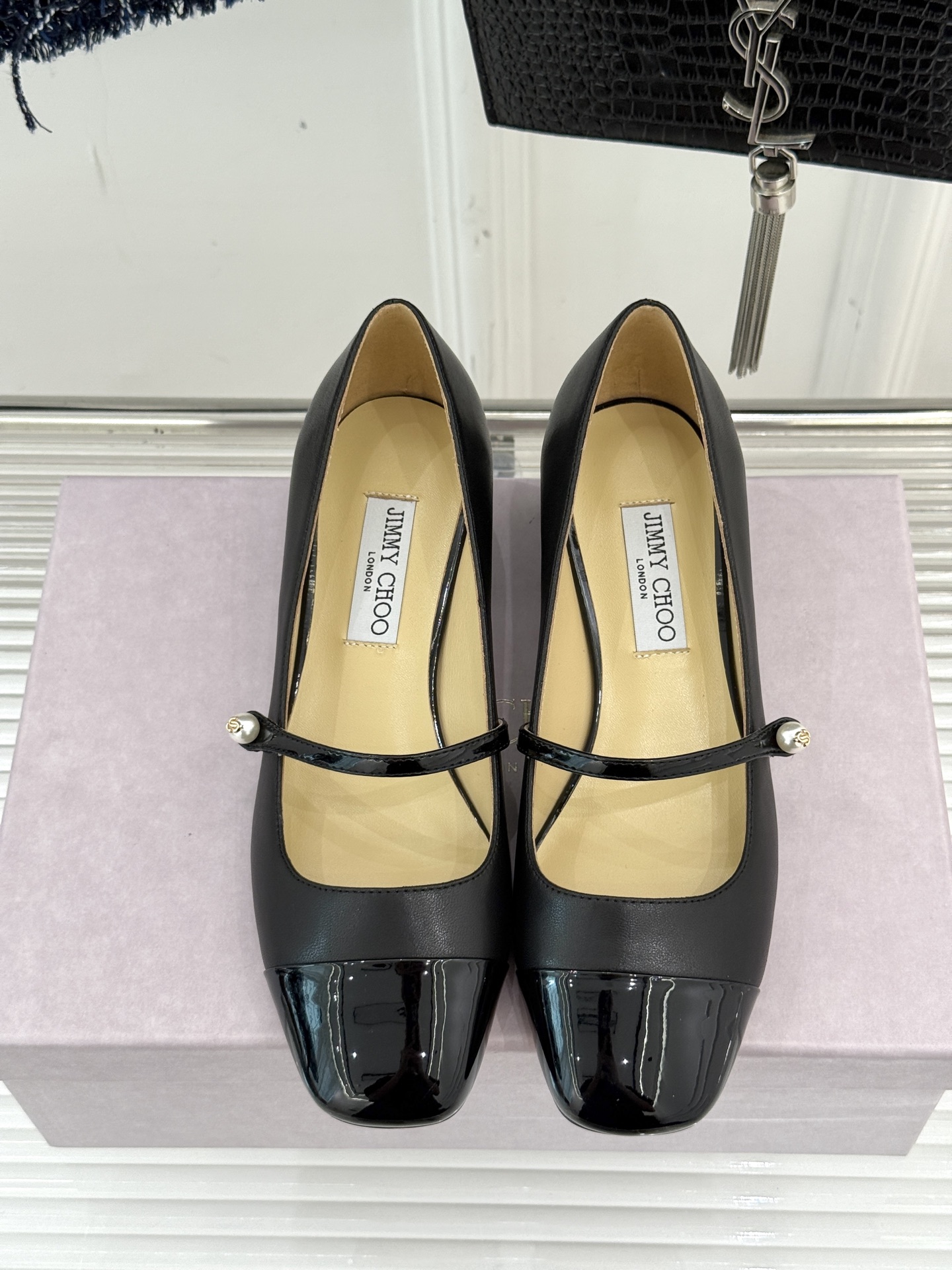 Jimmy Choo25FW新品拼色珍珠粗跟玛丽珍鞋这双玛丽珍鞋诞生 成为时髦精们的心头好。拼色设计打破
