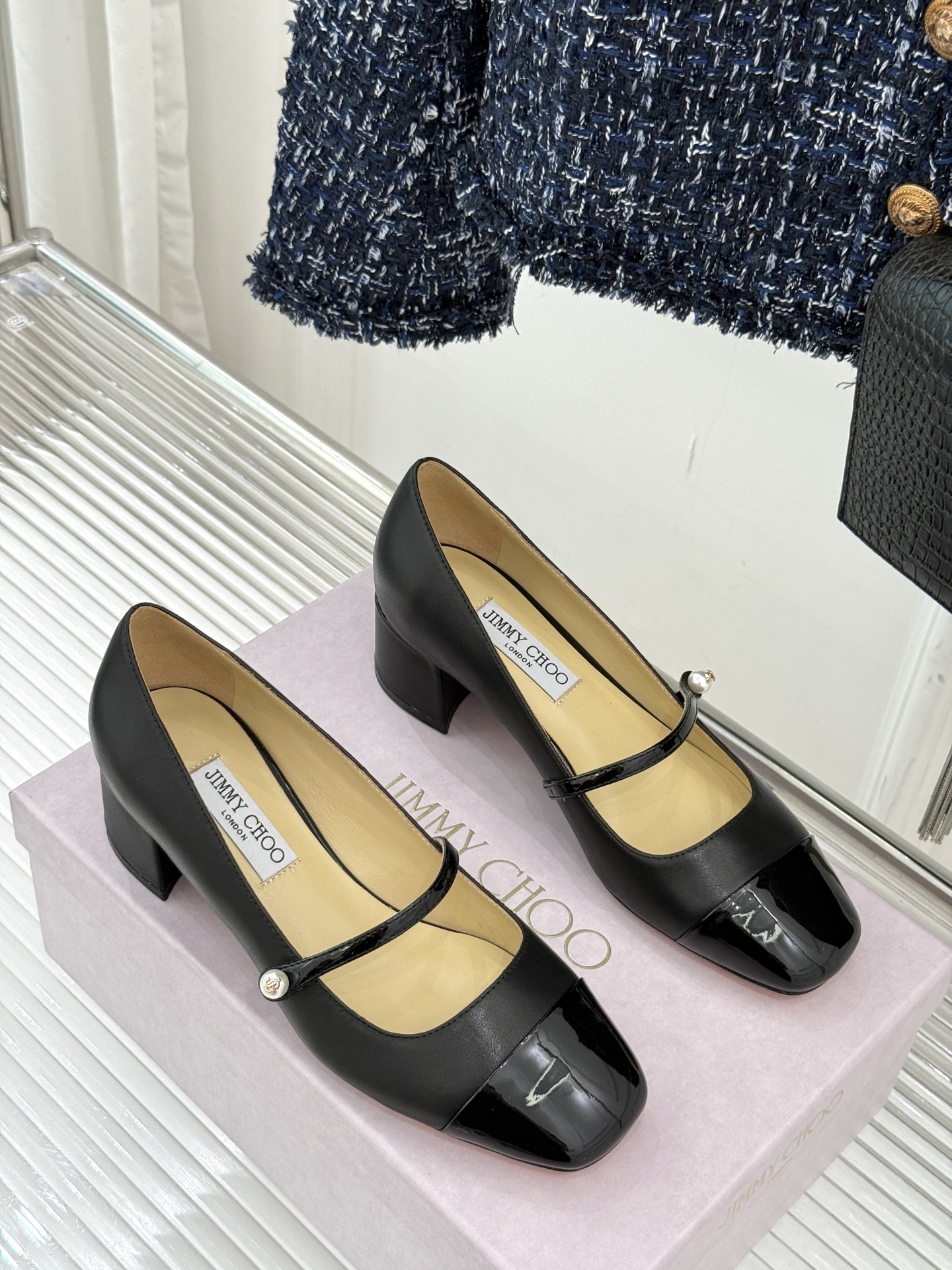 Jimmy Choo25FW新品拼色珍珠粗跟玛丽珍鞋这双玛丽珍鞋诞生 成为时髦精们的心头好。拼色设计打破