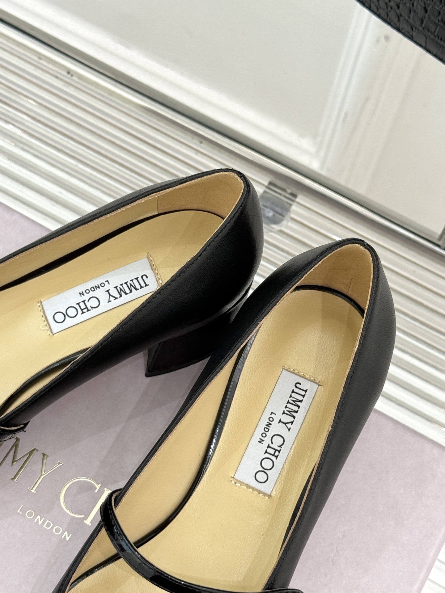 Jimmy Choo25FW新品拼色珍珠粗跟玛丽珍鞋这双玛丽珍鞋诞生 成为时髦精们的心头好。拼色设计打破