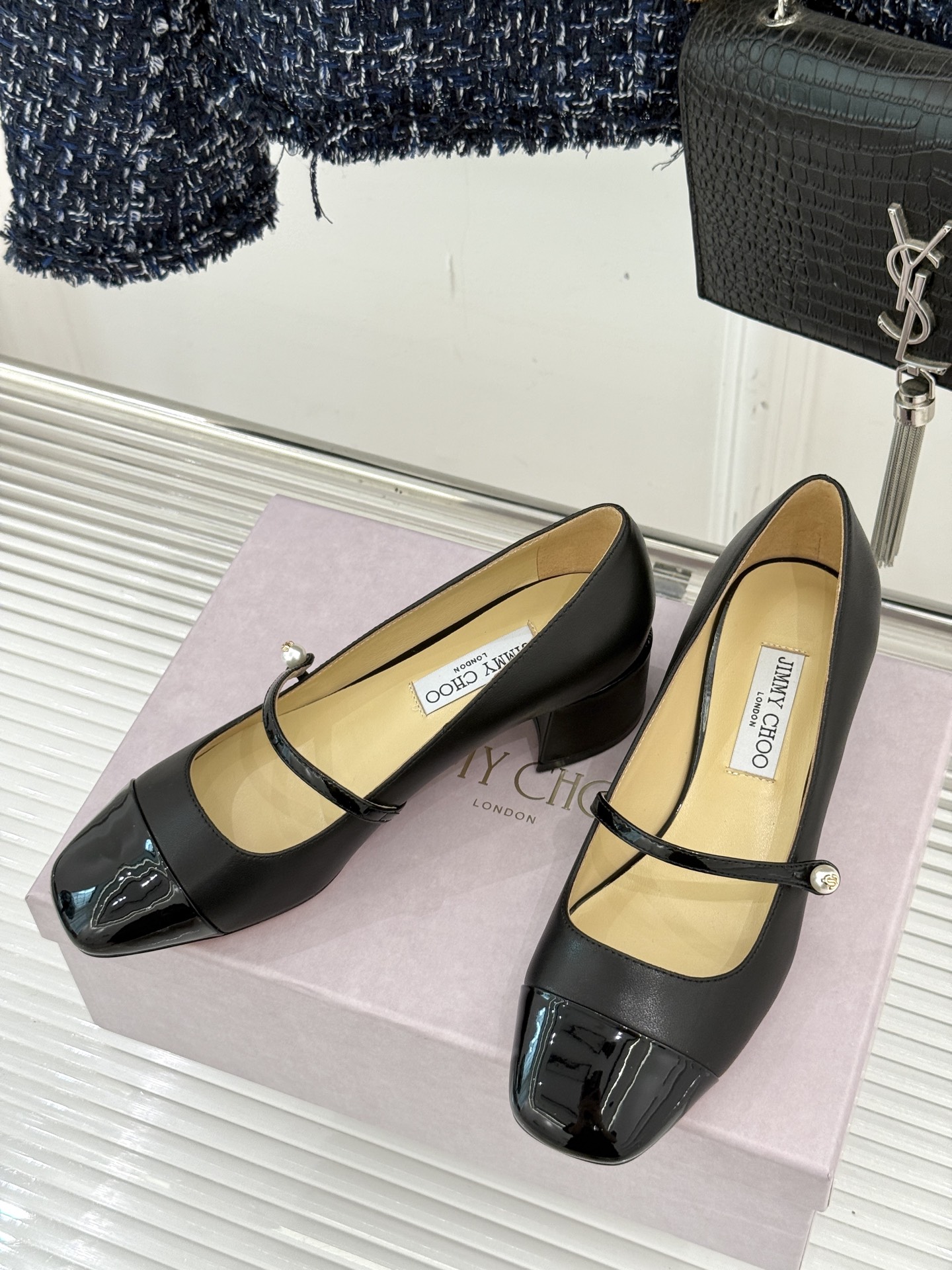 Jimmy Choo25FW新品拼色珍珠粗跟玛丽珍鞋这双玛丽珍鞋诞生 成为时髦精们的心头好。拼色设计打破
