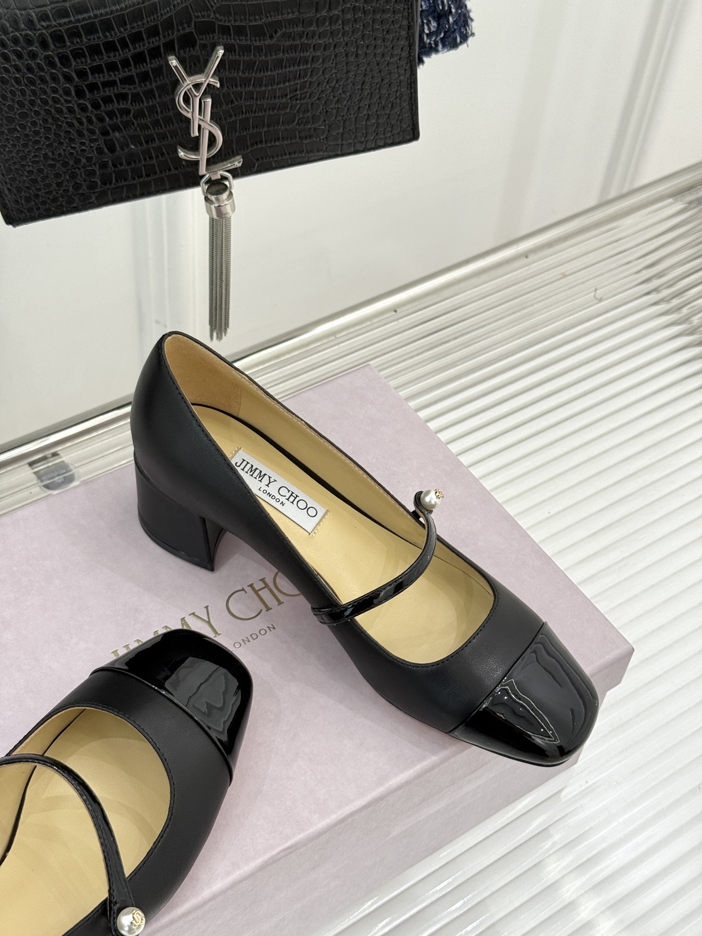 Jimmy Choo25FW新品拼色珍珠粗跟玛丽珍鞋这双玛丽珍鞋诞生 成为时髦精们的心头好。拼色设计打破