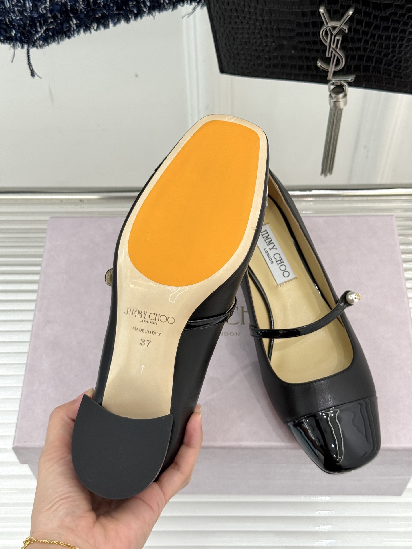 Jimmy Choo25FW新品拼色珍珠粗跟玛丽珍鞋这双玛丽珍鞋诞生 成为时髦精们的心头好。拼色设计打破