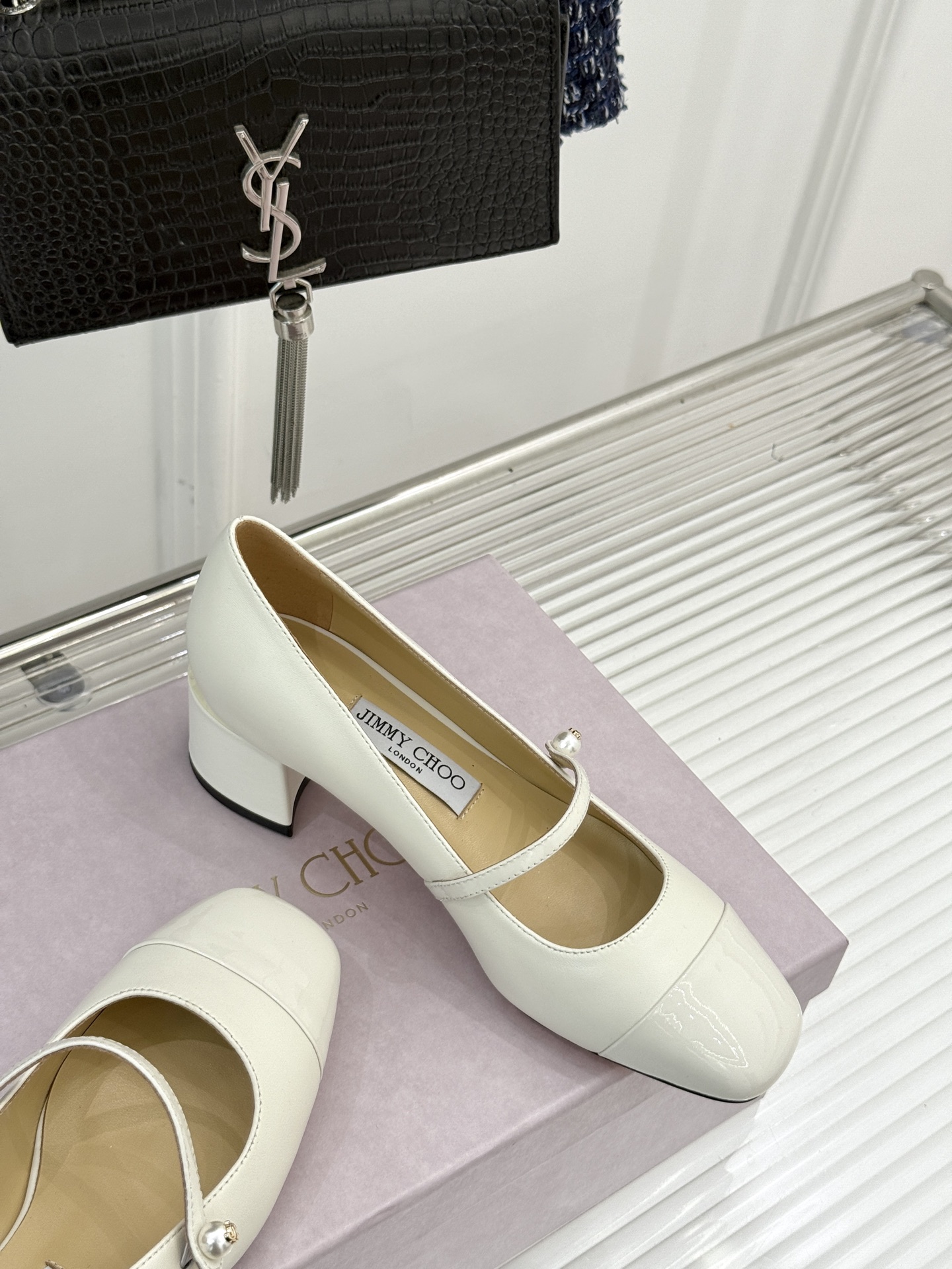 Jimmy Choo25FW新品拼色珍珠粗跟玛丽珍鞋这双玛丽珍鞋诞生 成为时髦精们的心头好。拼色设计打破