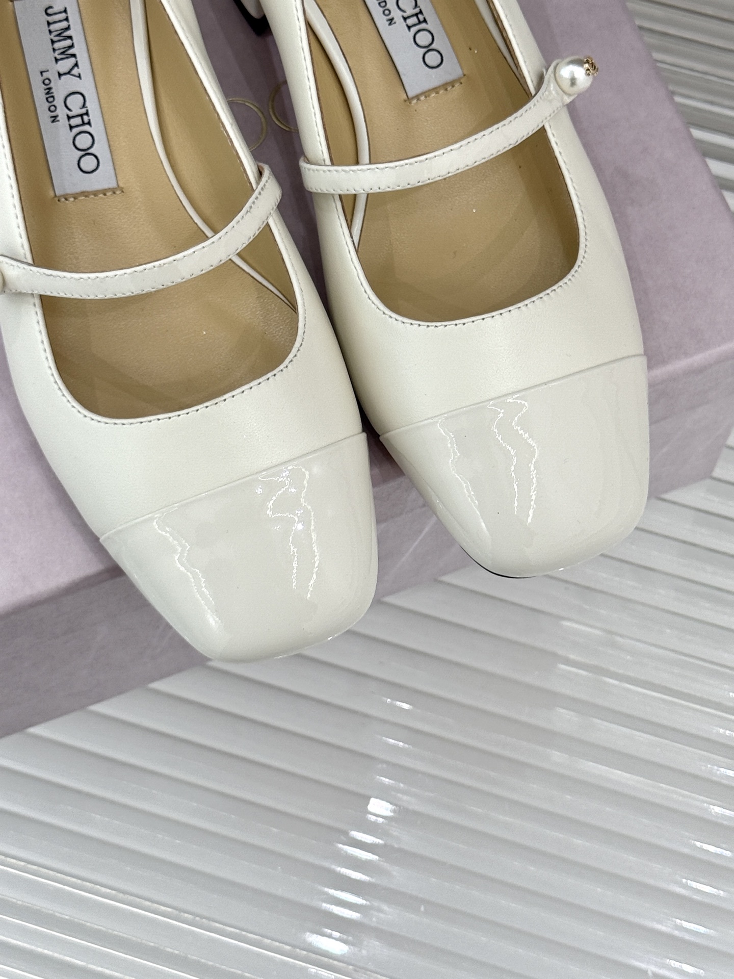 Jimmy Choo25FW新品拼色珍珠粗跟玛丽珍鞋这双玛丽珍鞋诞生 成为时髦精们的心头好。拼色设计打破