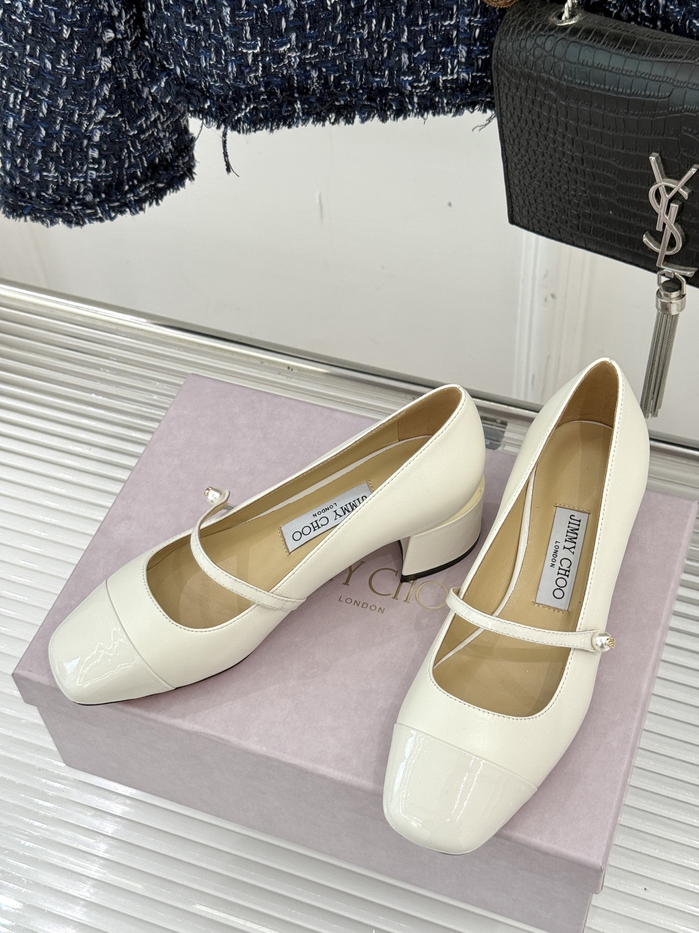 Jimmy Choo25FW新品拼色珍珠粗跟玛丽珍鞋这双玛丽珍鞋诞生 成为时髦精们的心头好。拼色设计打破