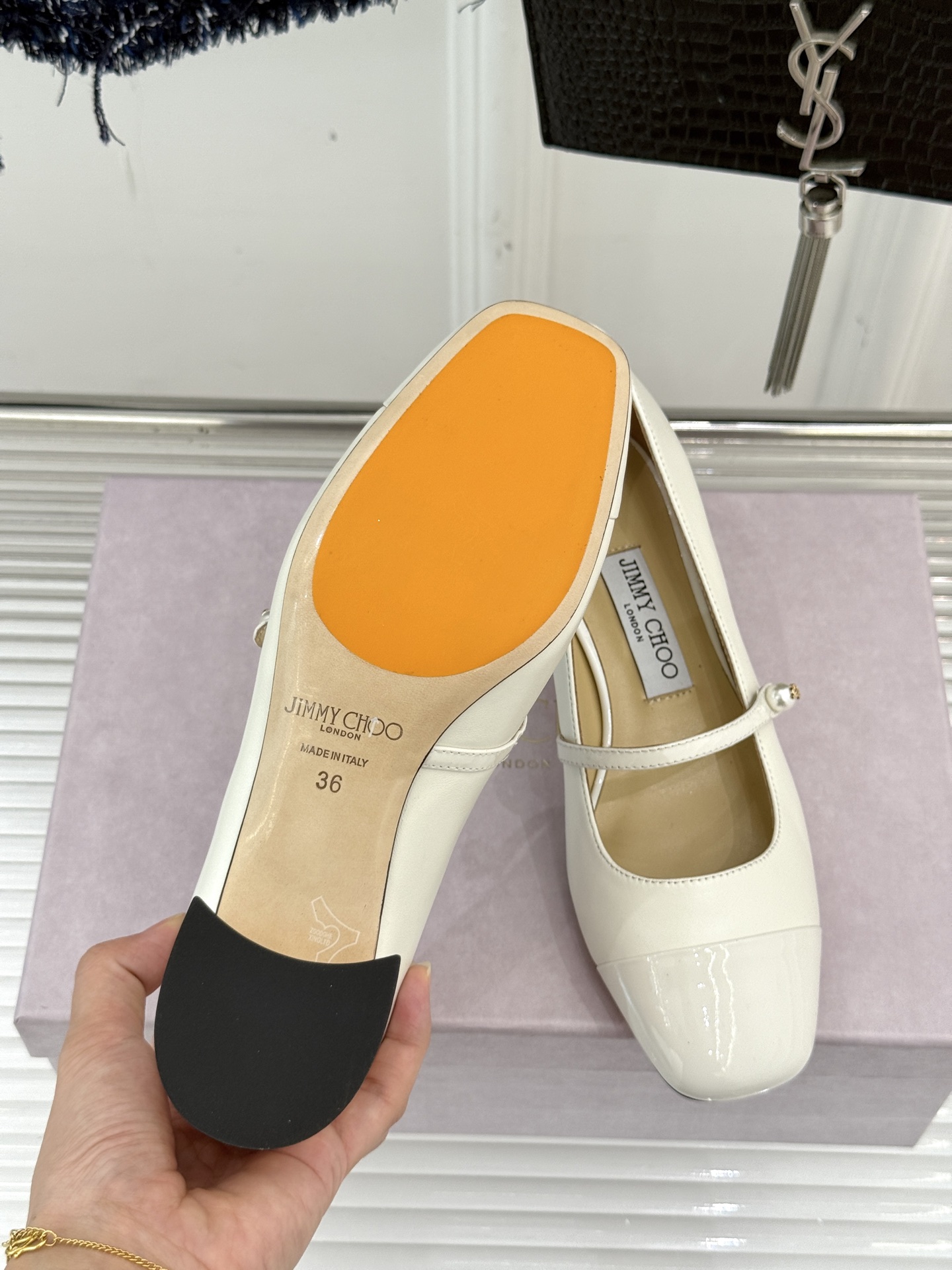 Jimmy Choo25FW新品拼色珍珠粗跟玛丽珍鞋这双玛丽珍鞋诞生 成为时髦精们的心头好。拼色设计打破