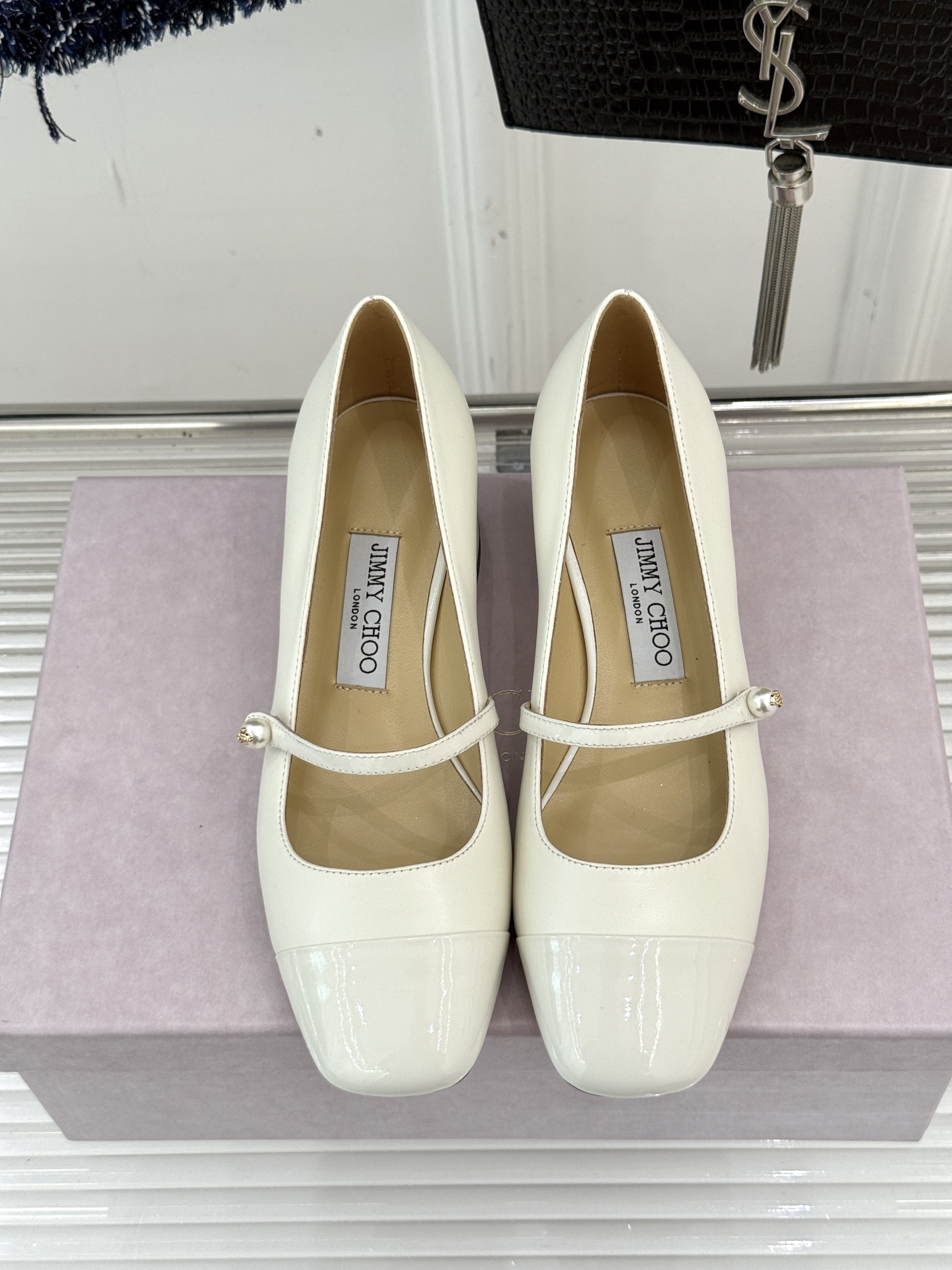 Jimmy Choo25FW新品拼色珍珠粗跟玛丽珍鞋这双玛丽珍鞋诞生 成为时髦精们的心头好。拼色设计打破