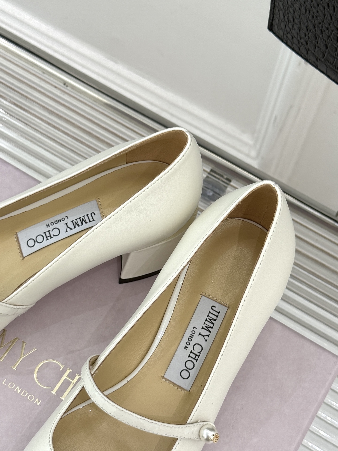 Jimmy Choo25FW新品拼色珍珠粗跟玛丽珍鞋这双玛丽珍鞋诞生 成为时髦精们的心头好。拼色设计打破